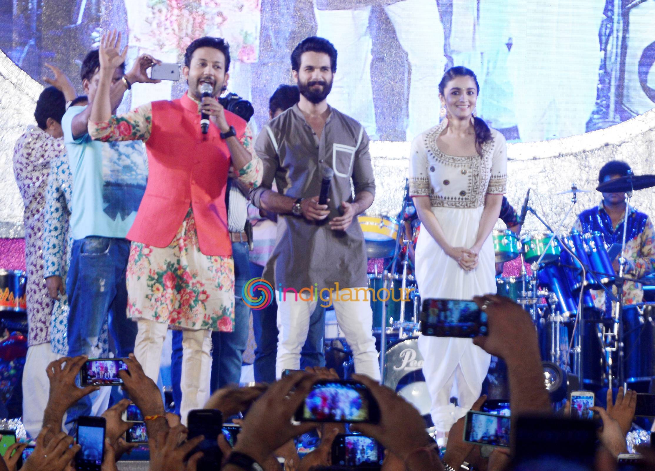 Shahid Kapoor and Alia Bhatt Perform Garba At Ghatkopar Event hd photo