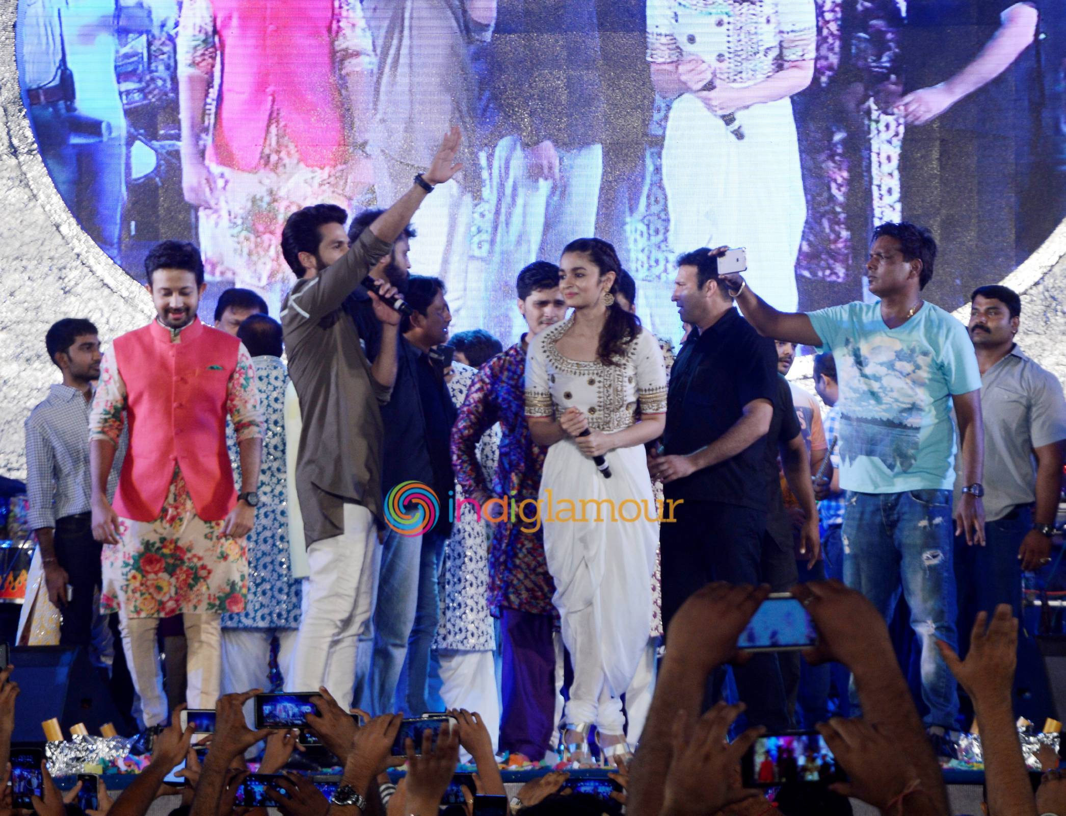 Shahid Kapoor and Alia Bhatt Perform Garba At Ghatkopar Event hd photo