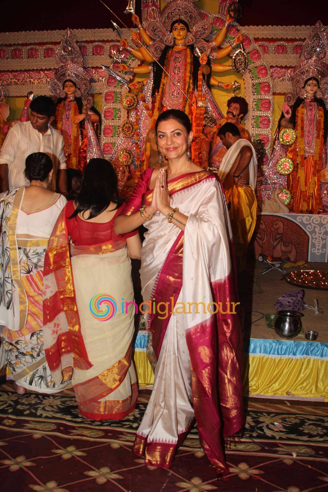 Sushmita Sen Visits Bandra Sarbojanik Durga Pooja Event hd photo
