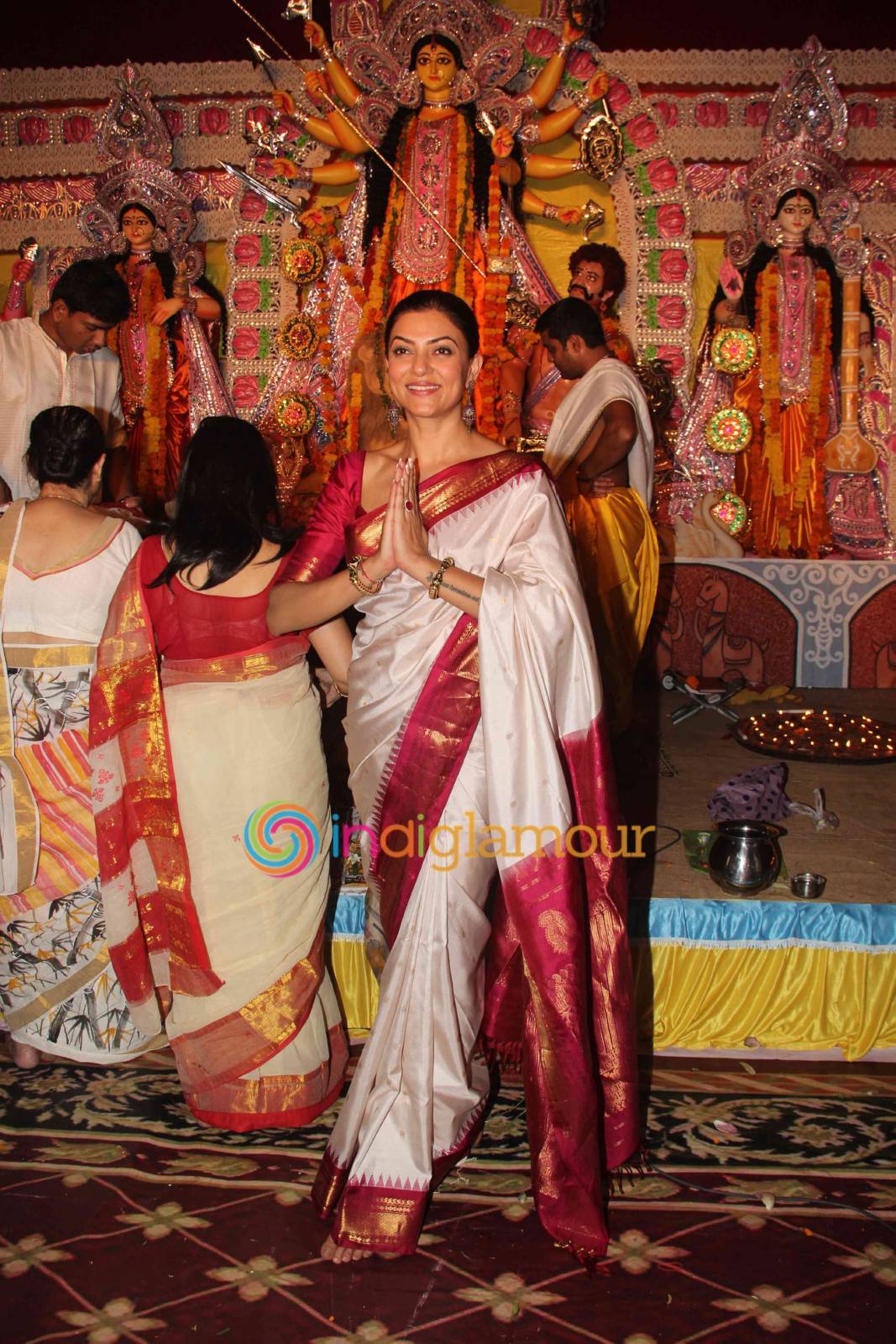 Sushmita Sen Visits Bandra Sarbojanik Durga Pooja Event hd photo