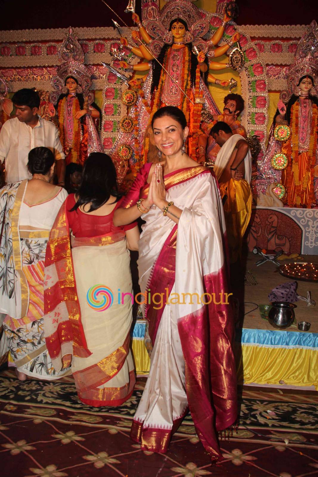 Sushmita Sen Visits Bandra Sarbojanik Durga Pooja Event hd photo