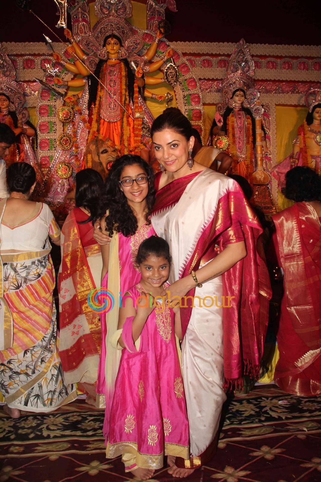 Sushmita Sen Visits Bandra Sarbojanik Durga Pooja Event hd photo