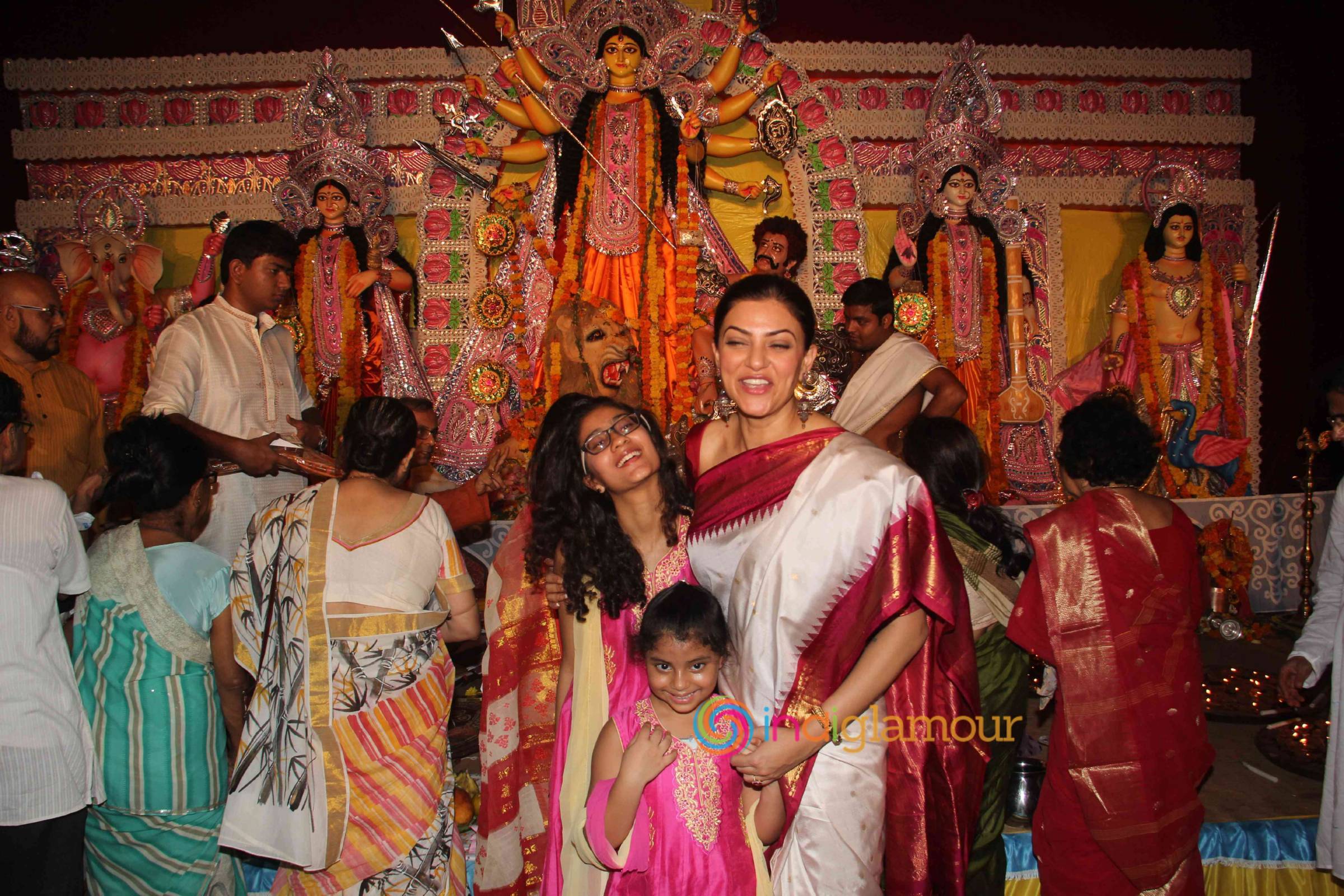 Sushmita Sen Visits Bandra Sarbojanik Durga Pooja Event hd photo