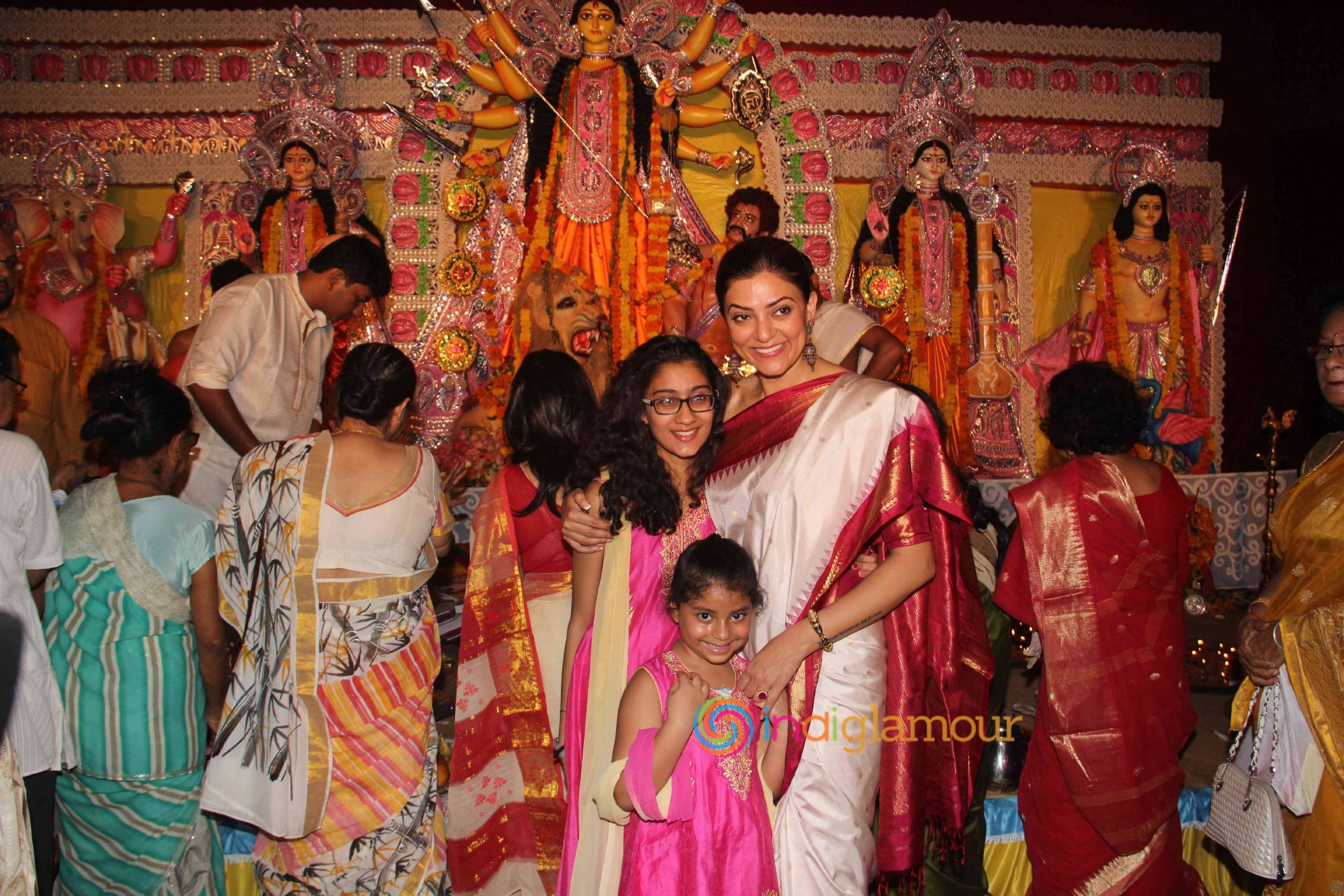 Sushmita Sen Visits Bandra Sarbojanik Durga Pooja Event hd photo