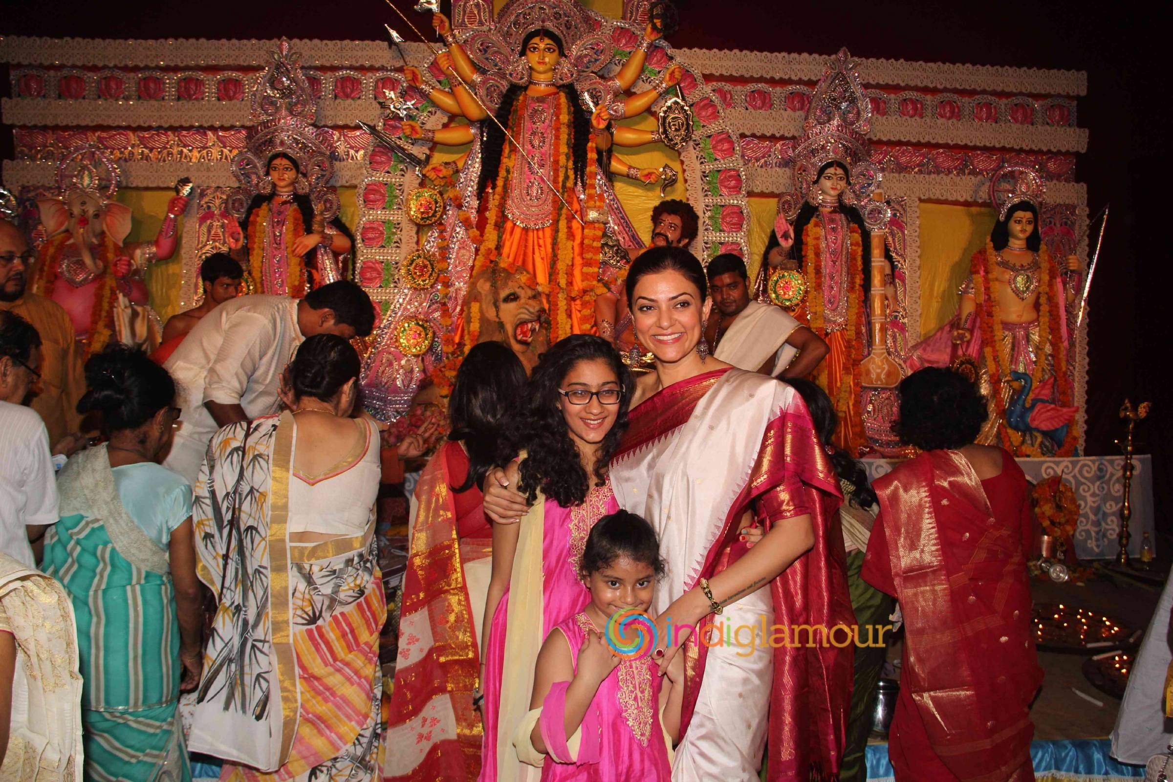 Sushmita Sen Visits Bandra Sarbojanik Durga Pooja Event hd photo