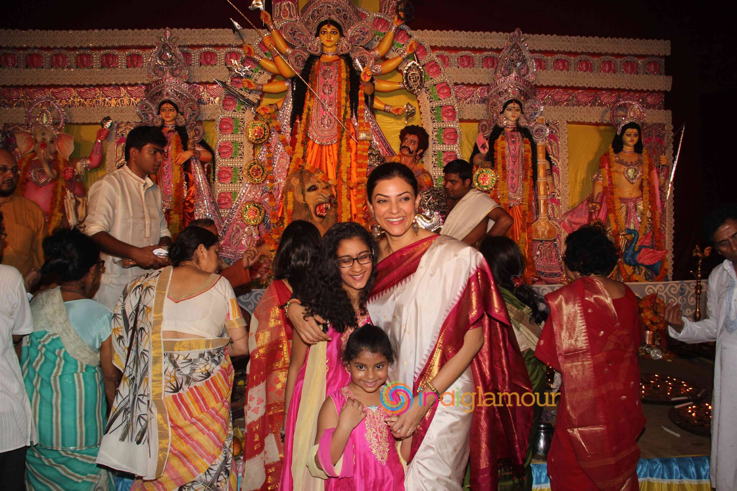 Sushmita Sen Visits Bandra Sarbojanik Durga Pooja Event hd photo