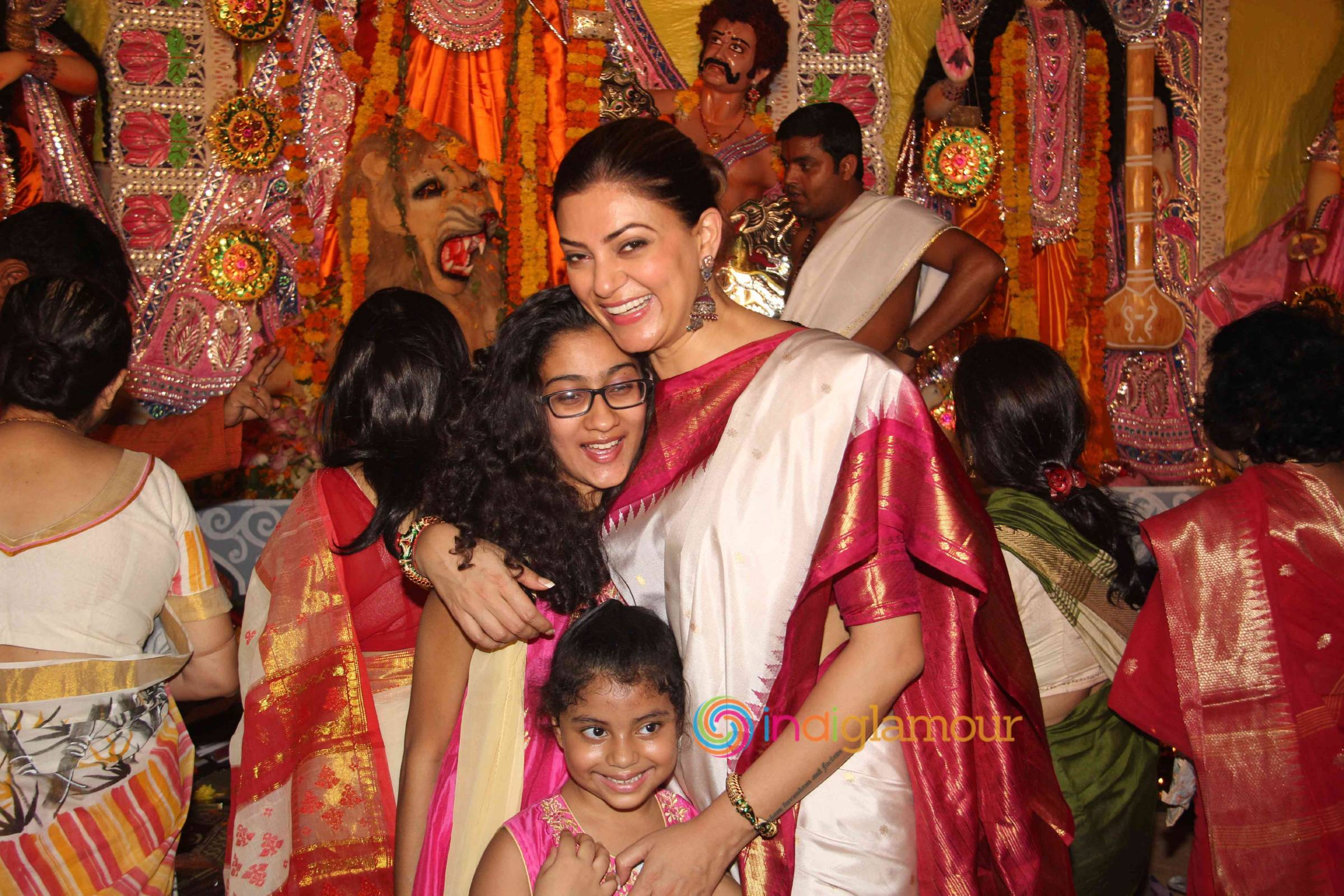 Sushmita Sen Visits Bandra Sarbojanik Durga Pooja Event hd photo