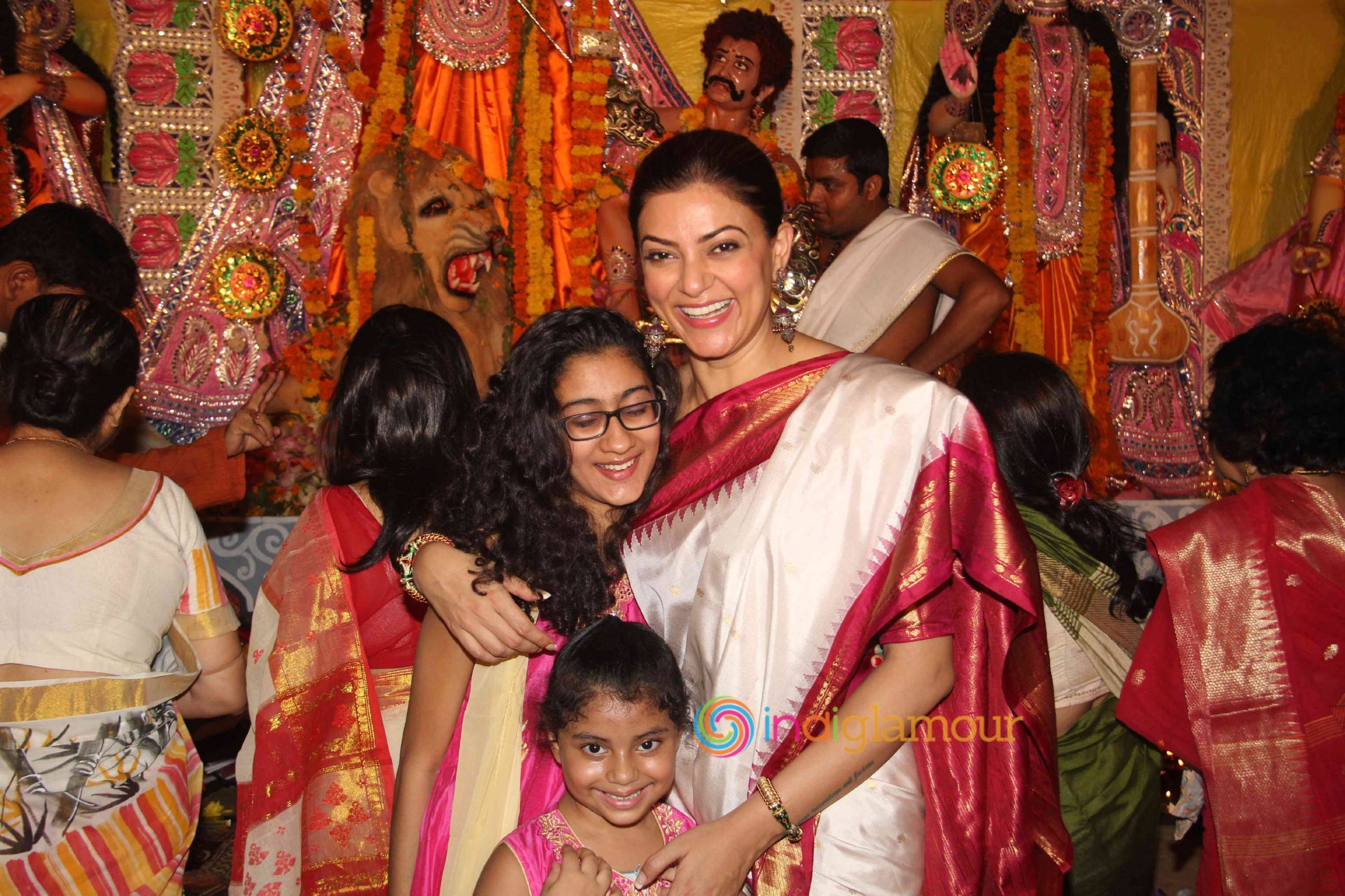 Sushmita Sen Visits Bandra Sarbojanik Durga Pooja Event hd photo
