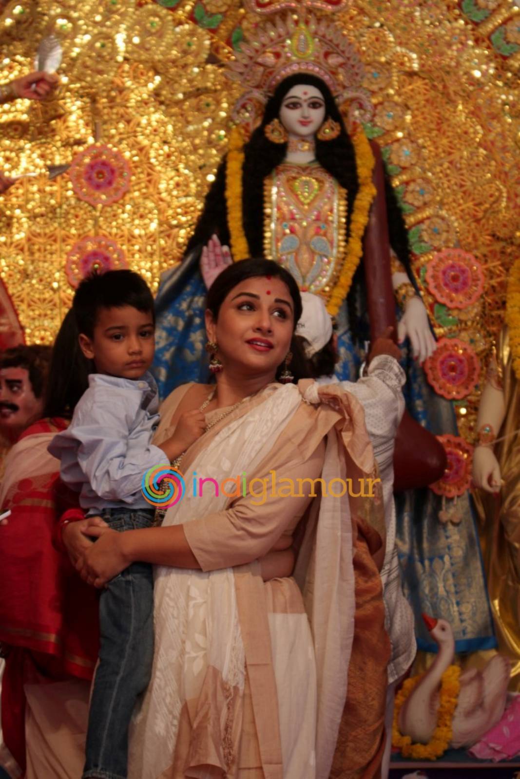 Vidya Balan Visits an Idol of Hindu Goddess Durga at a Pandal in Mumbai Event hd photo