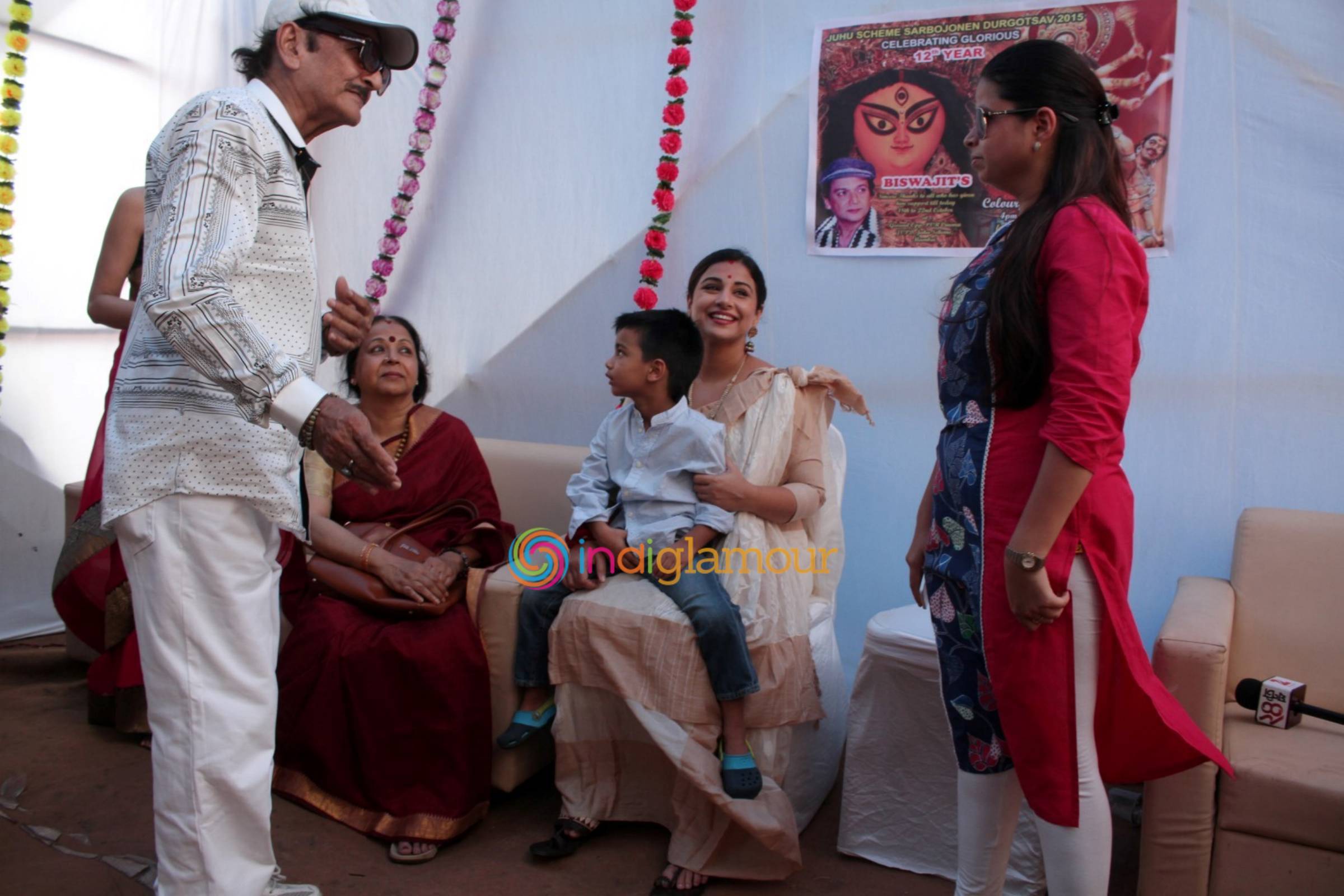 Vidya Balan Visits an Idol of Hindu Goddess Durga at a Pandal in Mumbai Event hd photo