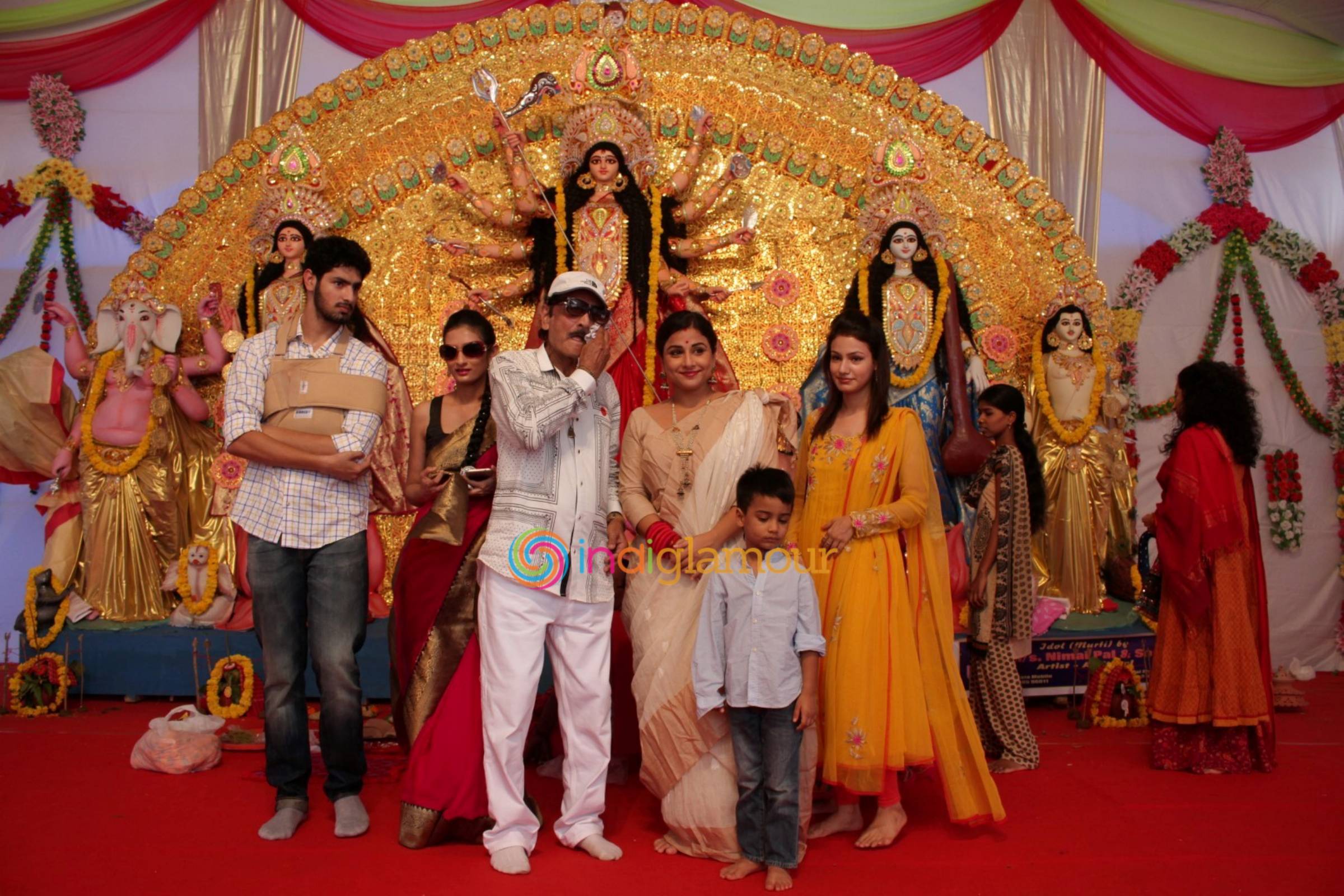 Vidya Balan Visits an Idol of Hindu Goddess Durga at a Pandal in Mumbai Event hd photo