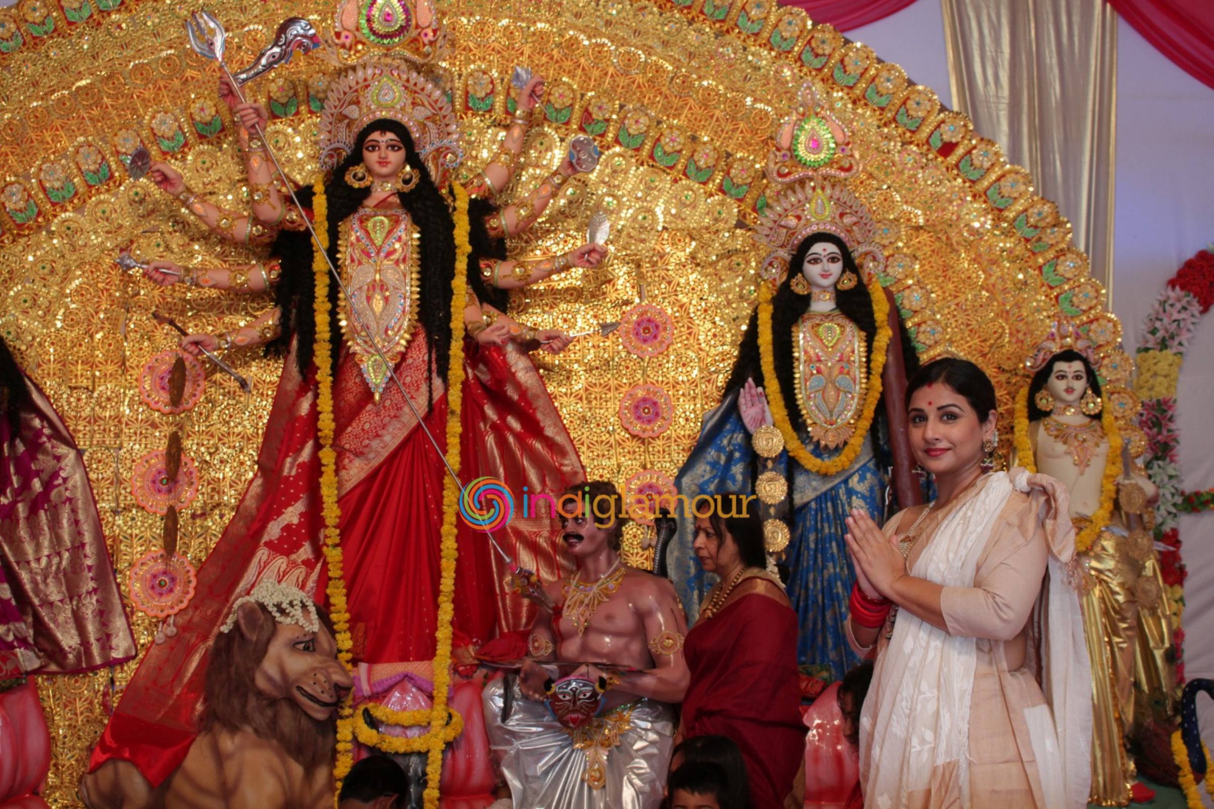 Vidya Balan Visits an Idol of Hindu Goddess Durga at a Pandal in Mumbai Event hd photo