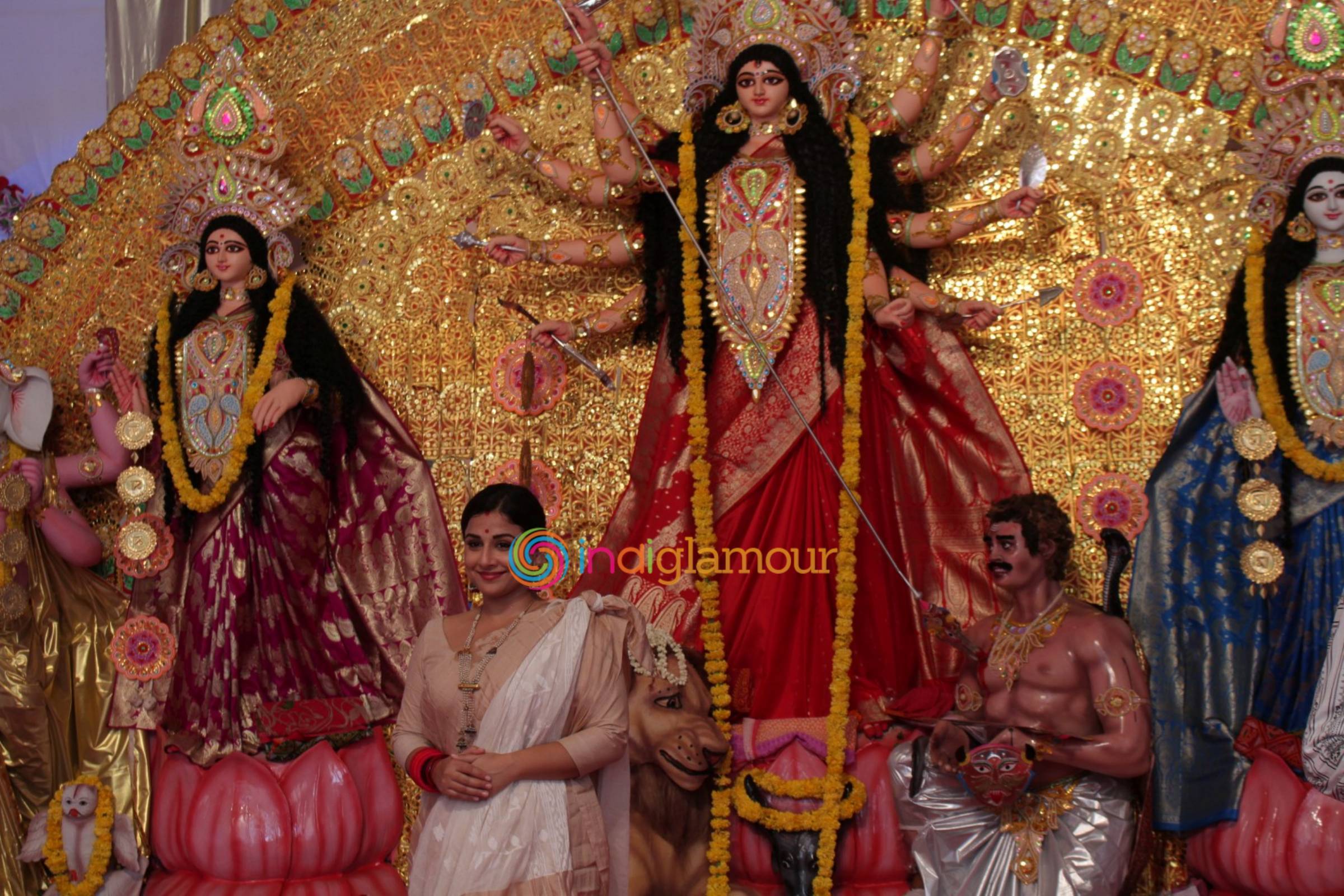 Vidya Balan Visits an Idol of Hindu Goddess Durga at a Pandal in Mumbai Event hd photo