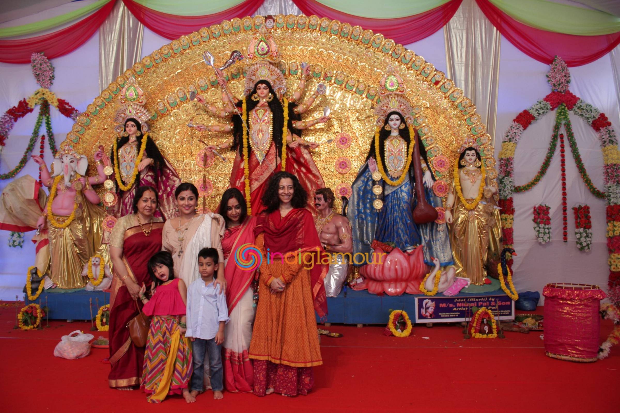 Vidya Balan Visits an Idol of Hindu Goddess Durga at a Pandal in Mumbai Event hd photo