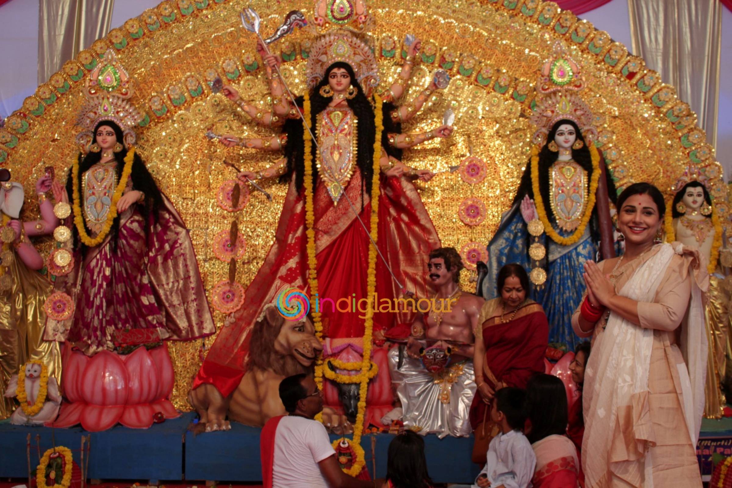 Vidya Balan Visits an Idol of Hindu Goddess Durga at a Pandal in Mumbai Event hd photo