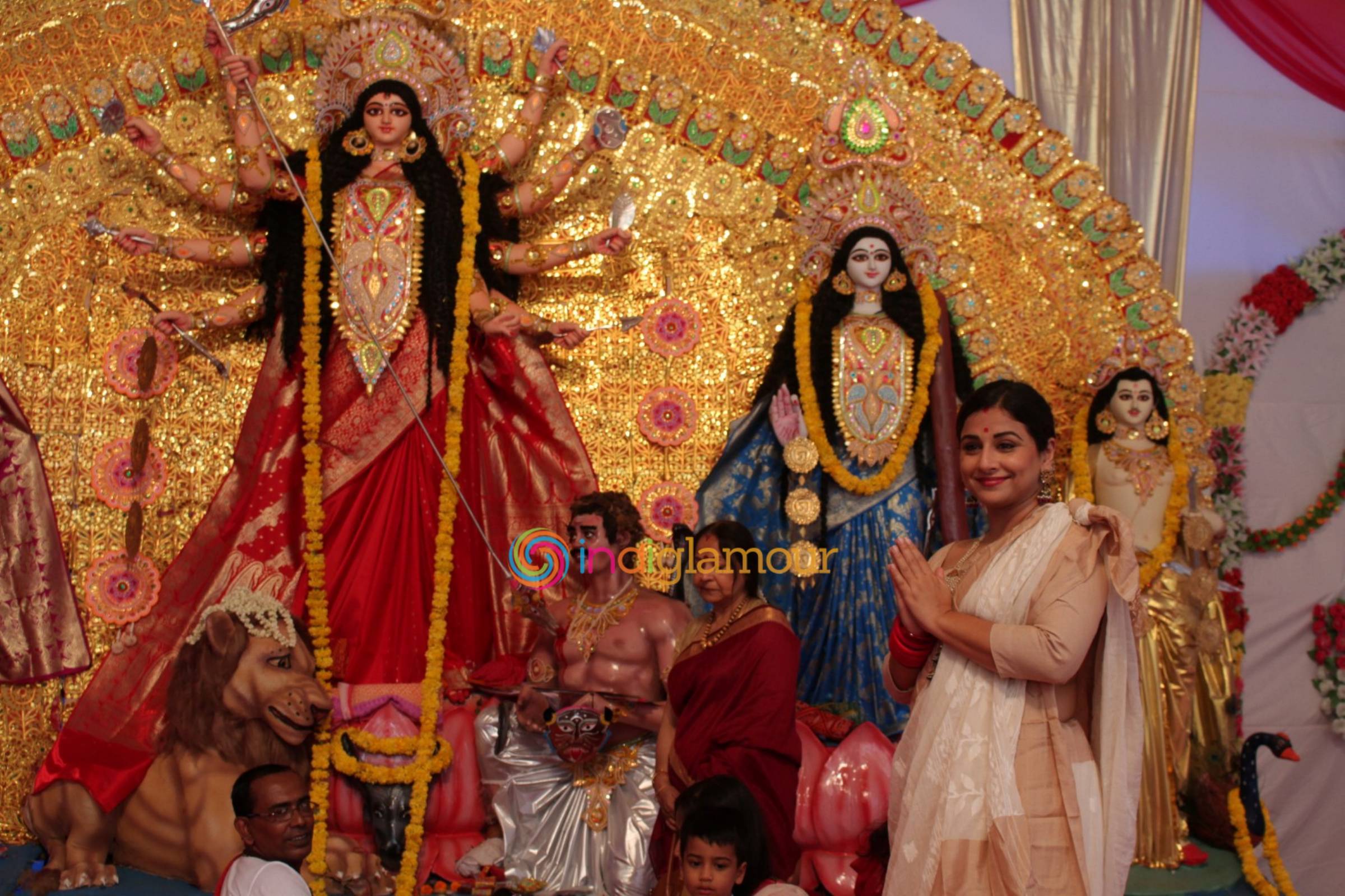 Vidya Balan Visits an Idol of Hindu Goddess Durga at a Pandal in Mumbai Event hd photo