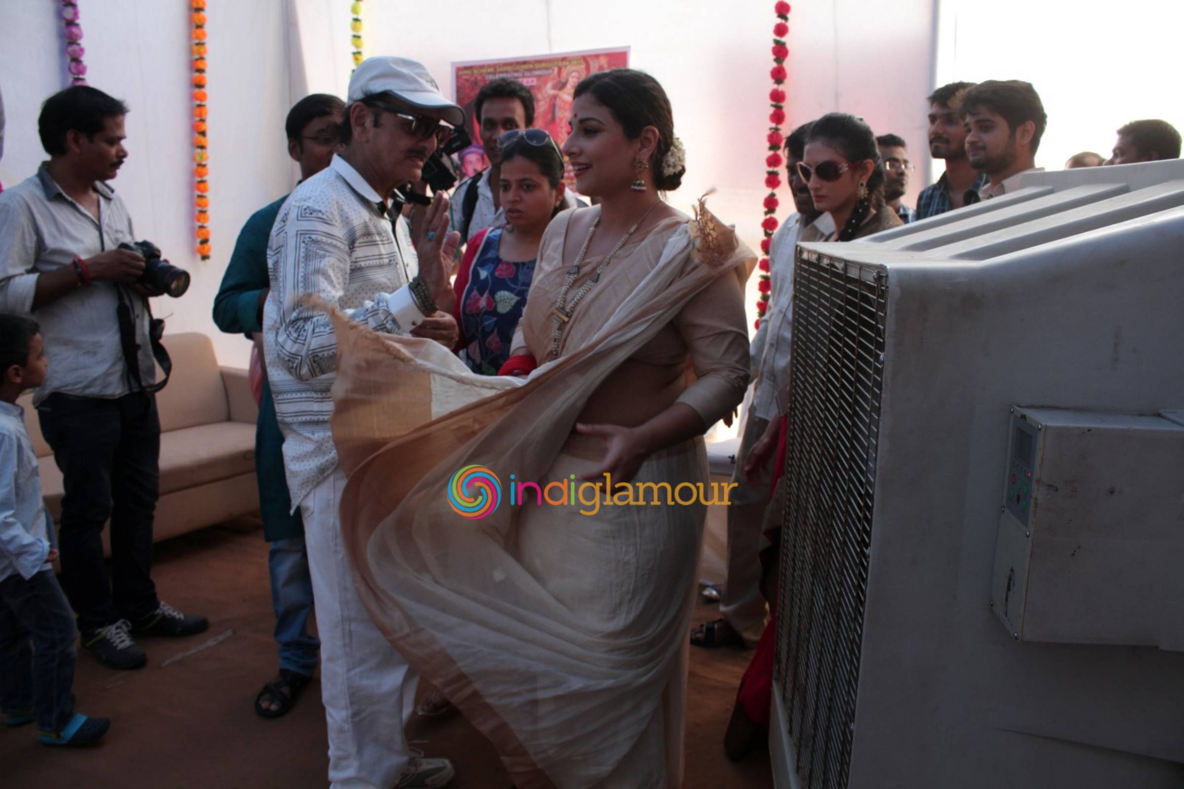 Vidya Balan Visits an Idol of Hindu Goddess Durga at a Pandal in Mumbai Event hd photo