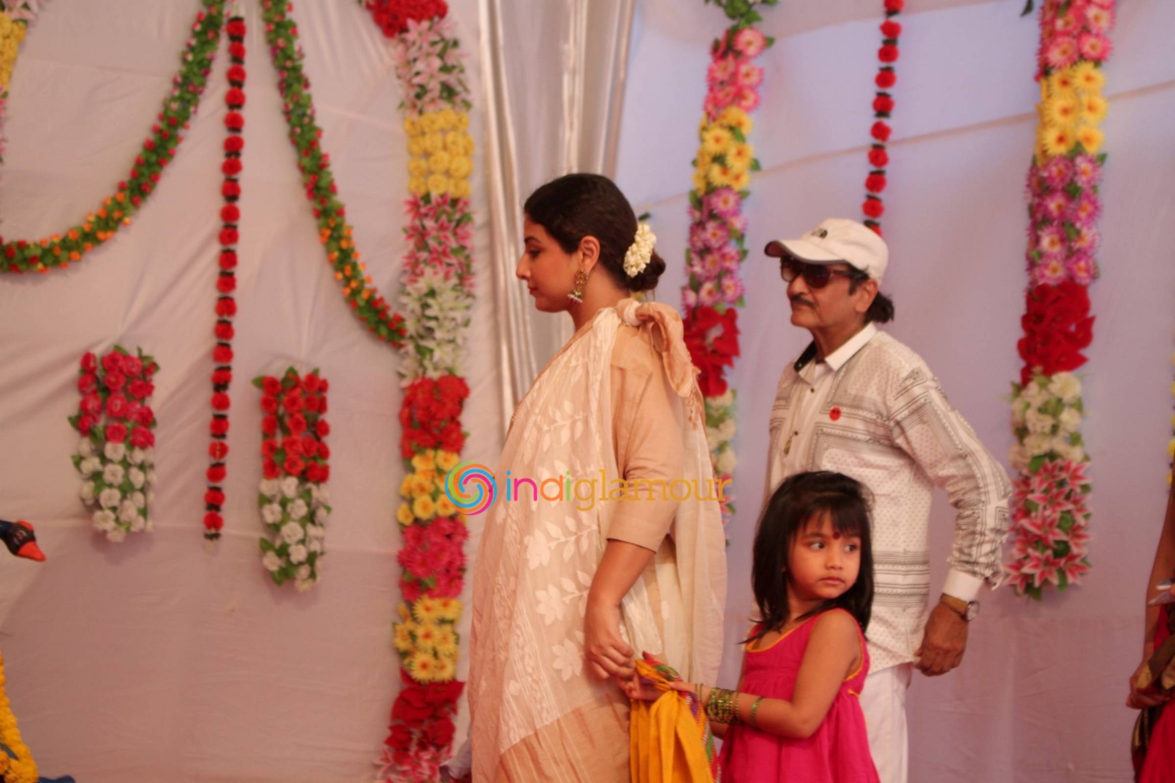 Vidya Balan Visits an Idol of Hindu Goddess Durga at a Pandal in Mumbai Event hd photo