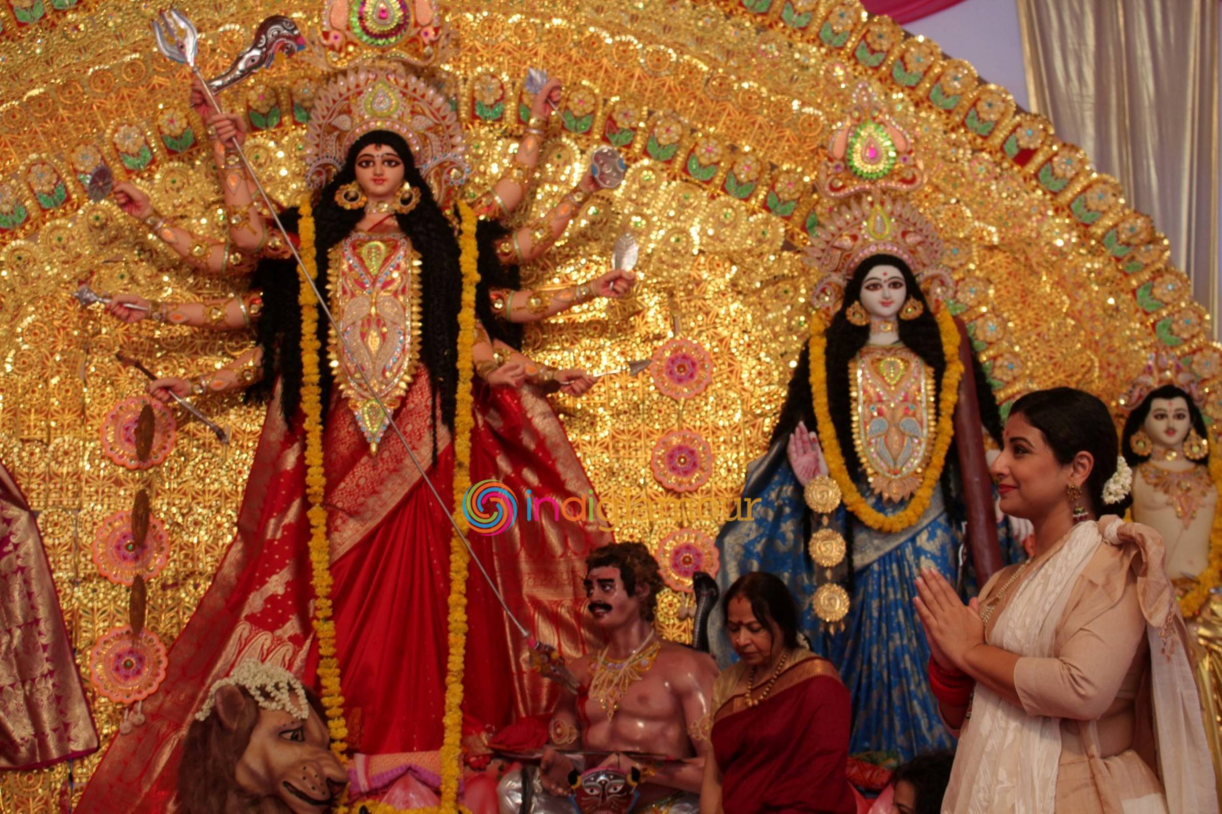 Vidya Balan Visits an Idol of Hindu Goddess Durga at a Pandal in Mumbai Event hd photo