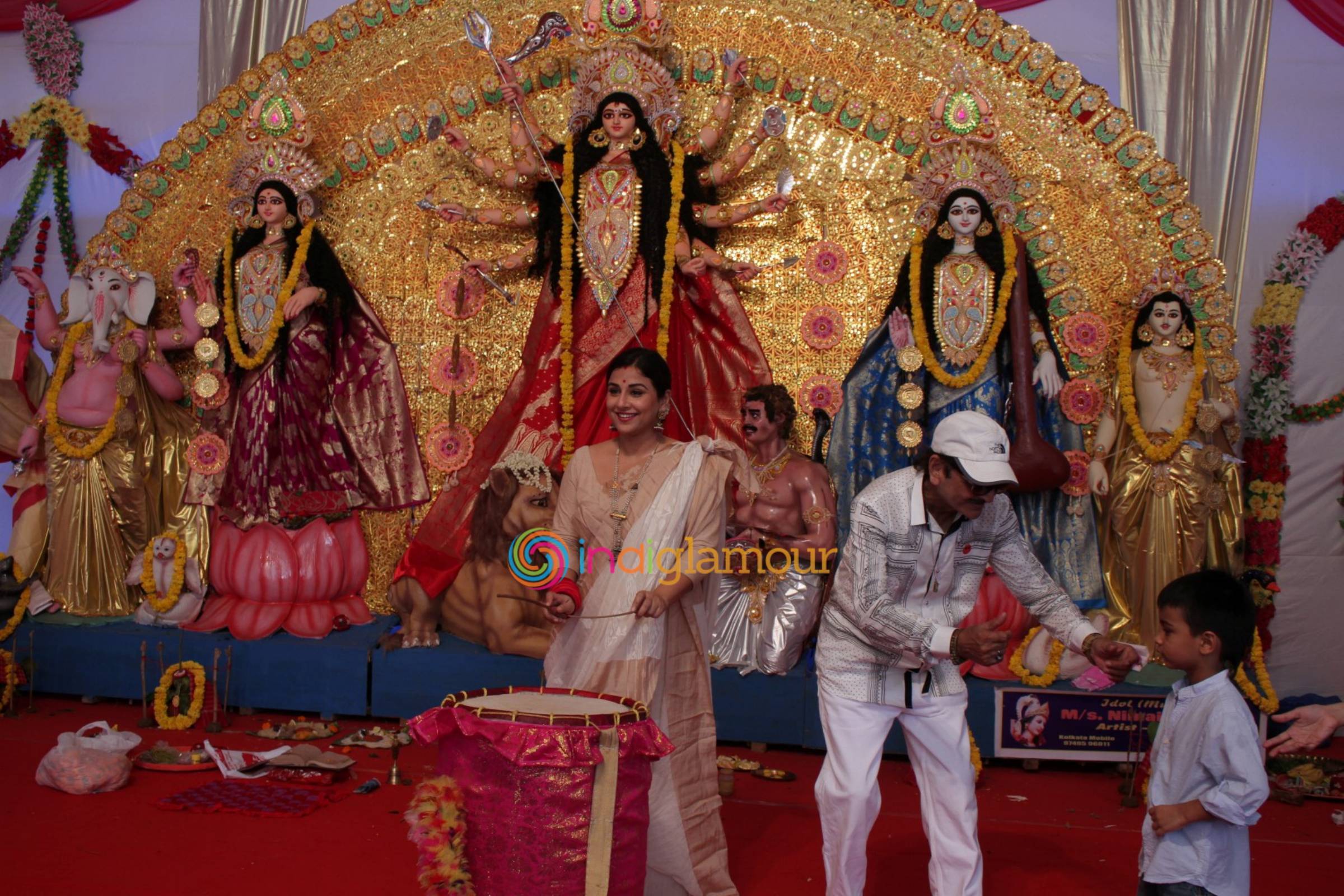 Vidya Balan Visits an Idol of Hindu Goddess Durga at a Pandal in Mumbai Event hd photo