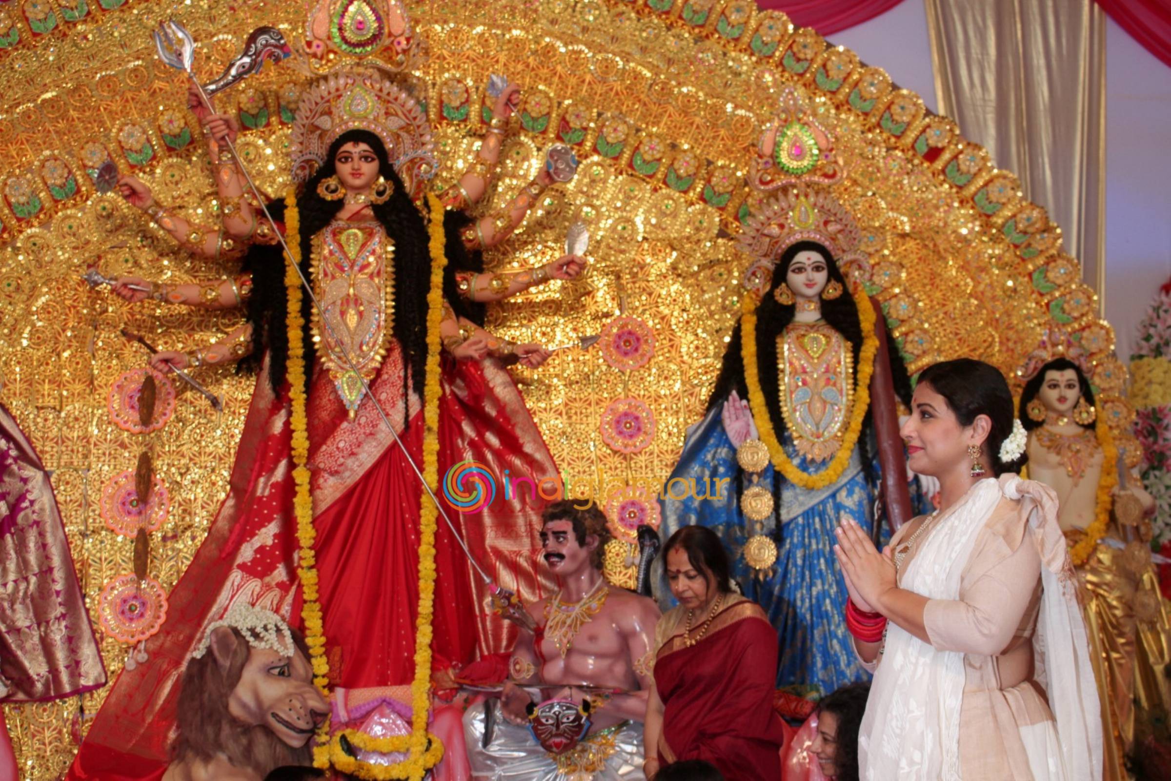 Vidya Balan Visits an Idol of Hindu Goddess Durga at a Pandal in Mumbai Event hd photo