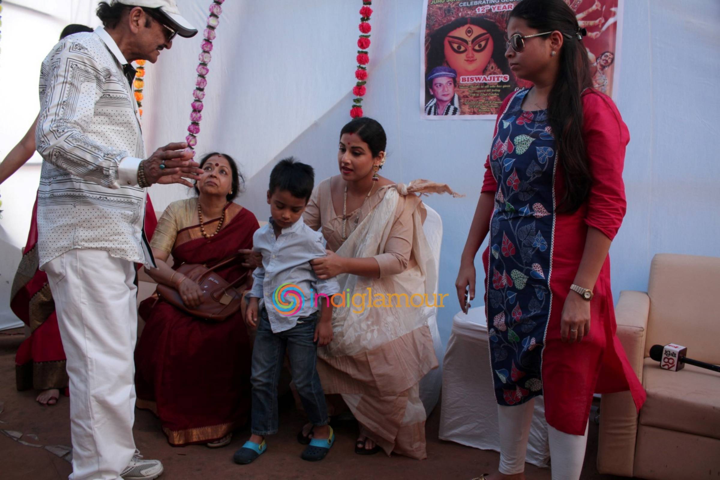 Vidya Balan Visits an Idol of Hindu Goddess Durga at a Pandal in Mumbai Event hd photo