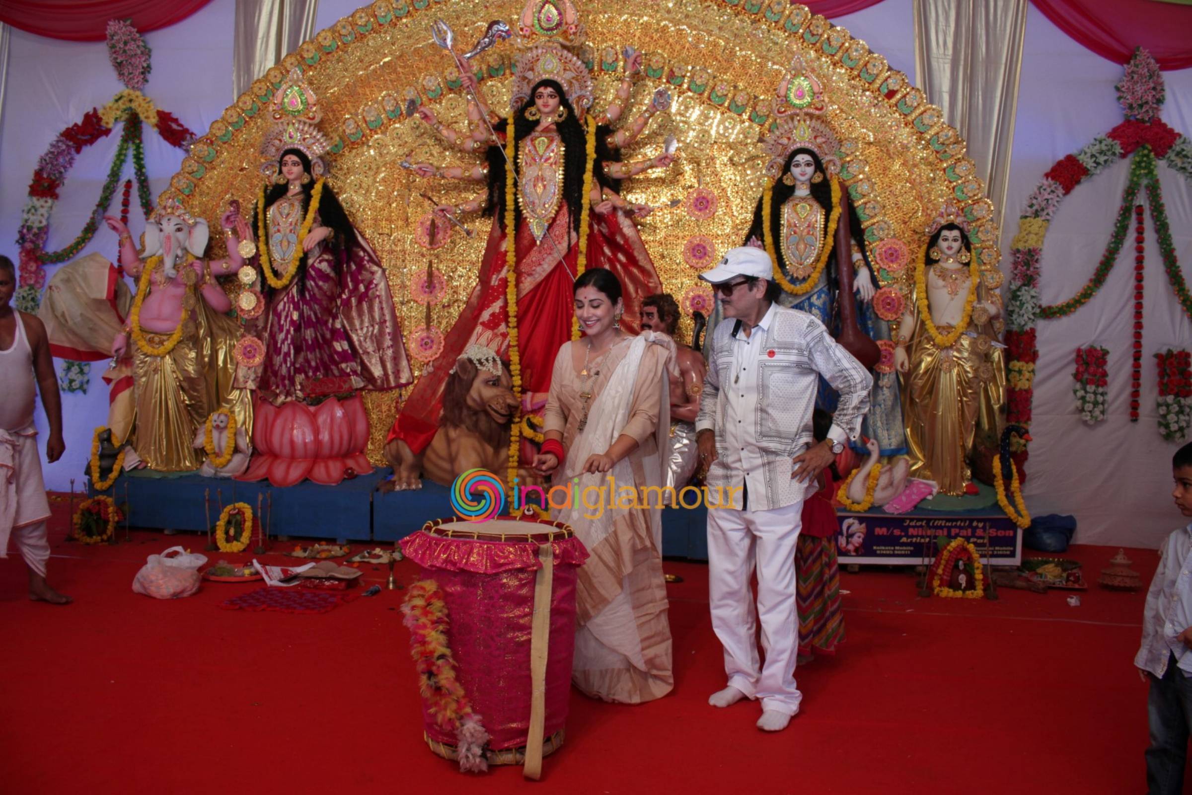 Vidya Balan Visits an Idol of Hindu Goddess Durga at a Pandal in Mumbai Event hd photo