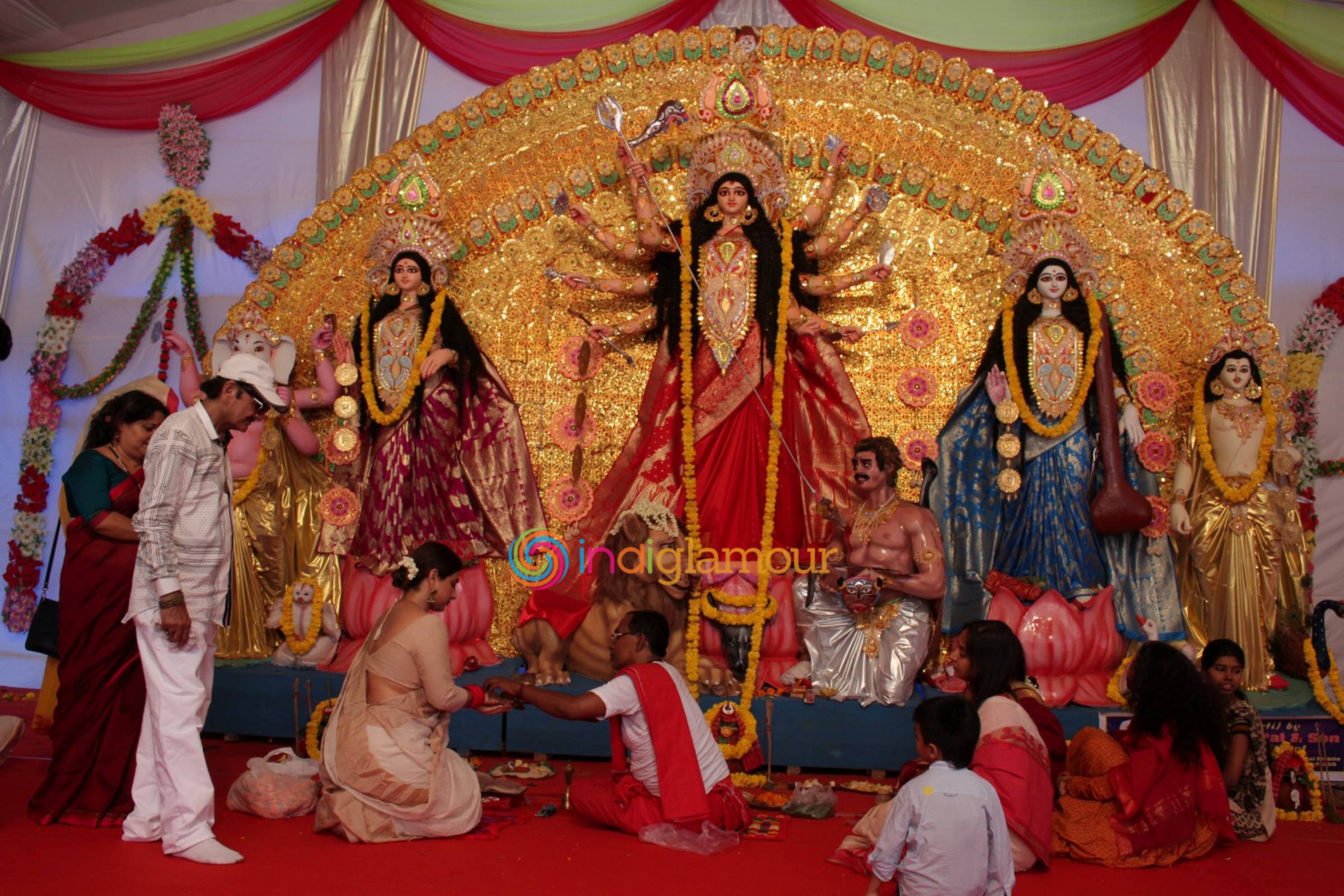 Vidya Balan Visits an Idol of Hindu Goddess Durga at a Pandal in Mumbai Event hd photo