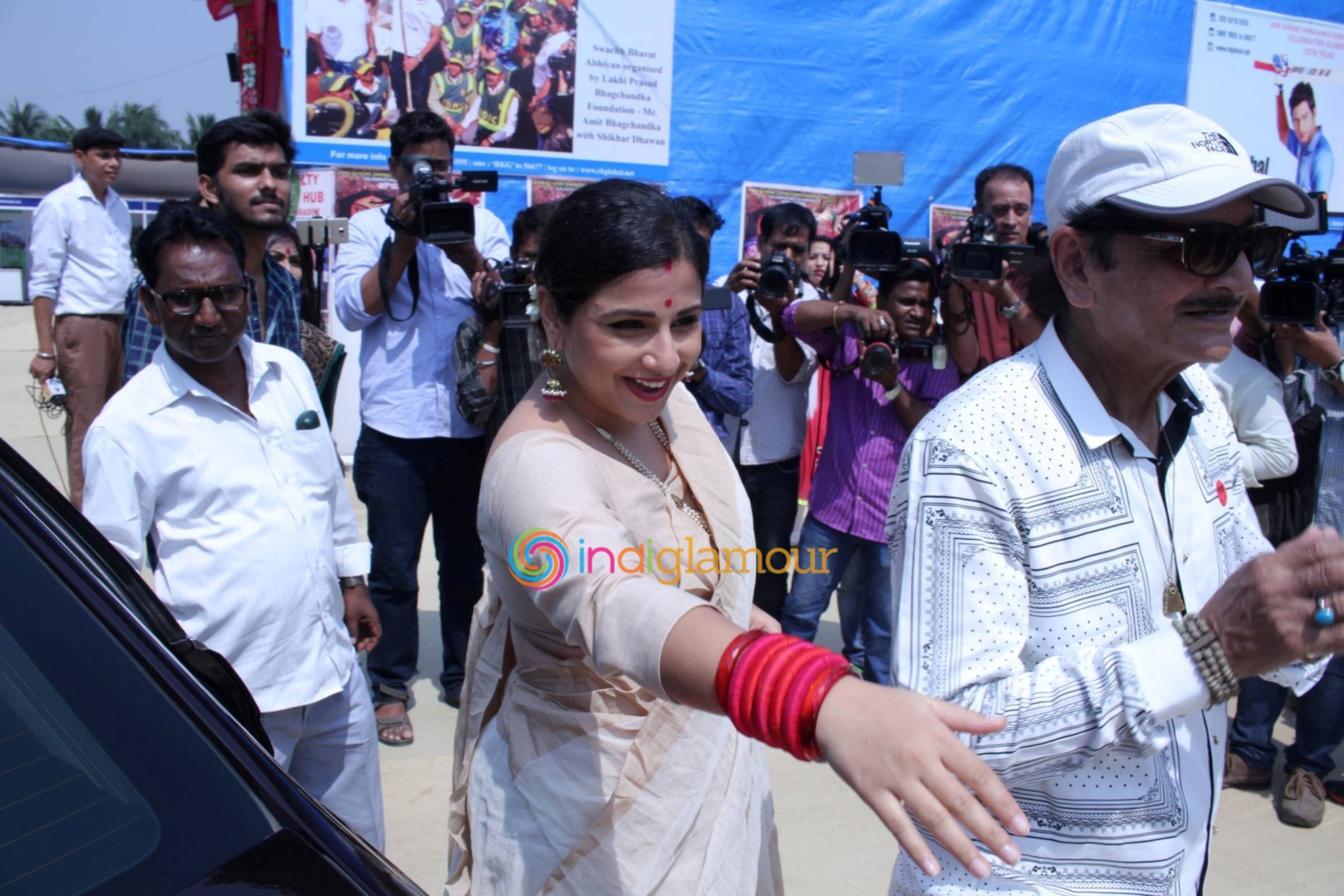 Vidya Balan Visits an Idol of Hindu Goddess Durga at a Pandal in Mumbai Event hd photo