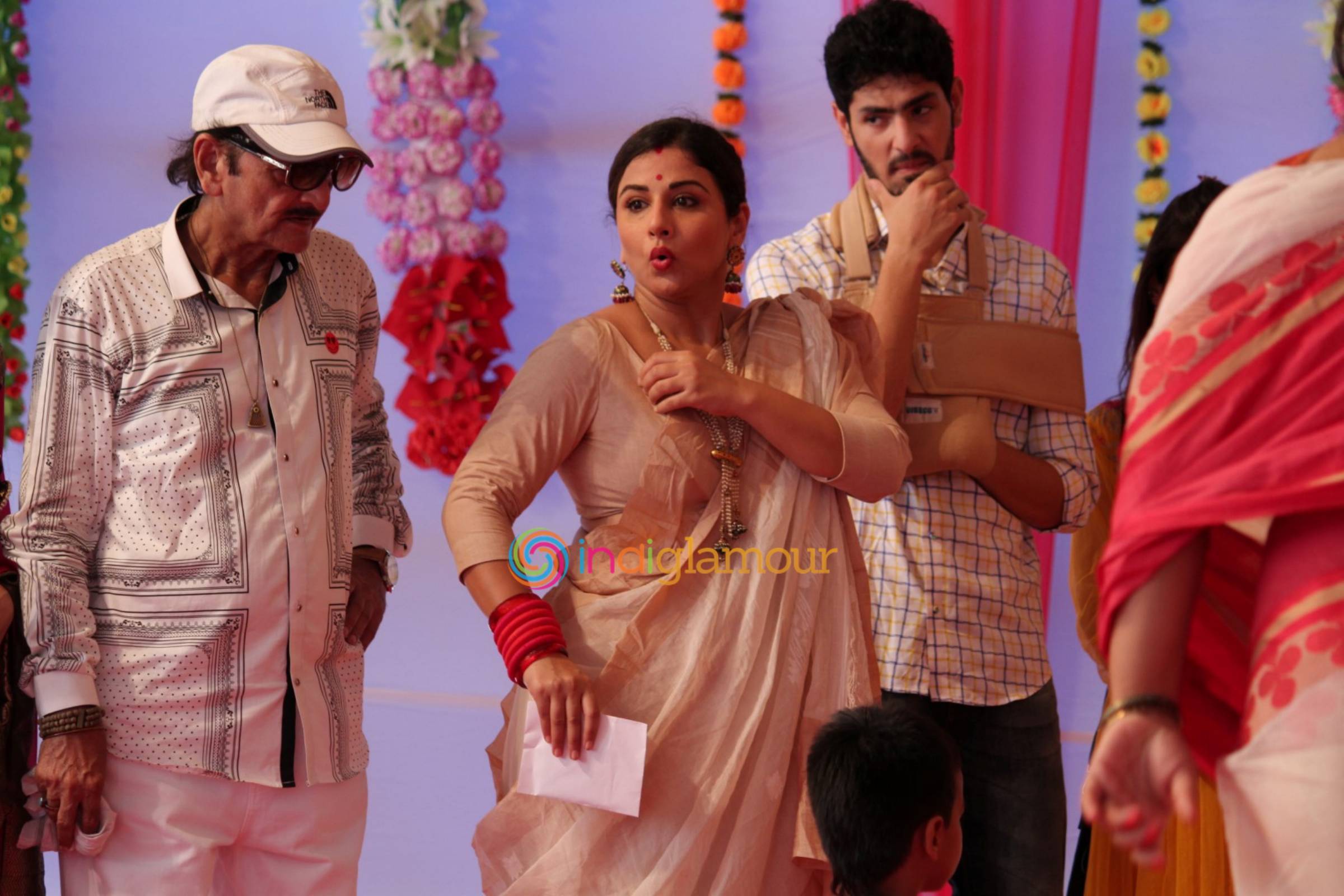 Vidya Balan Visits an Idol of Hindu Goddess Durga at a Pandal in Mumbai Event hd photo