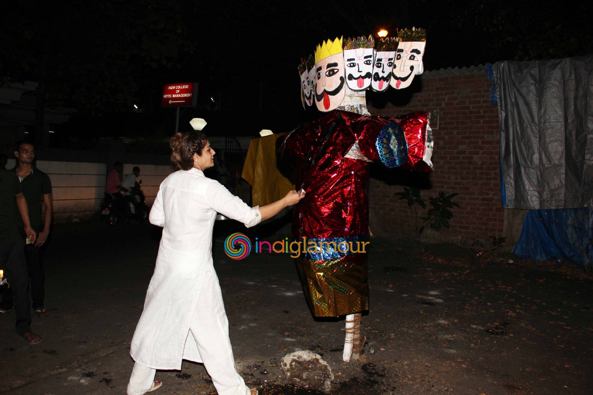 Raveena Tandon Celebrates Dussehra Event hd photo