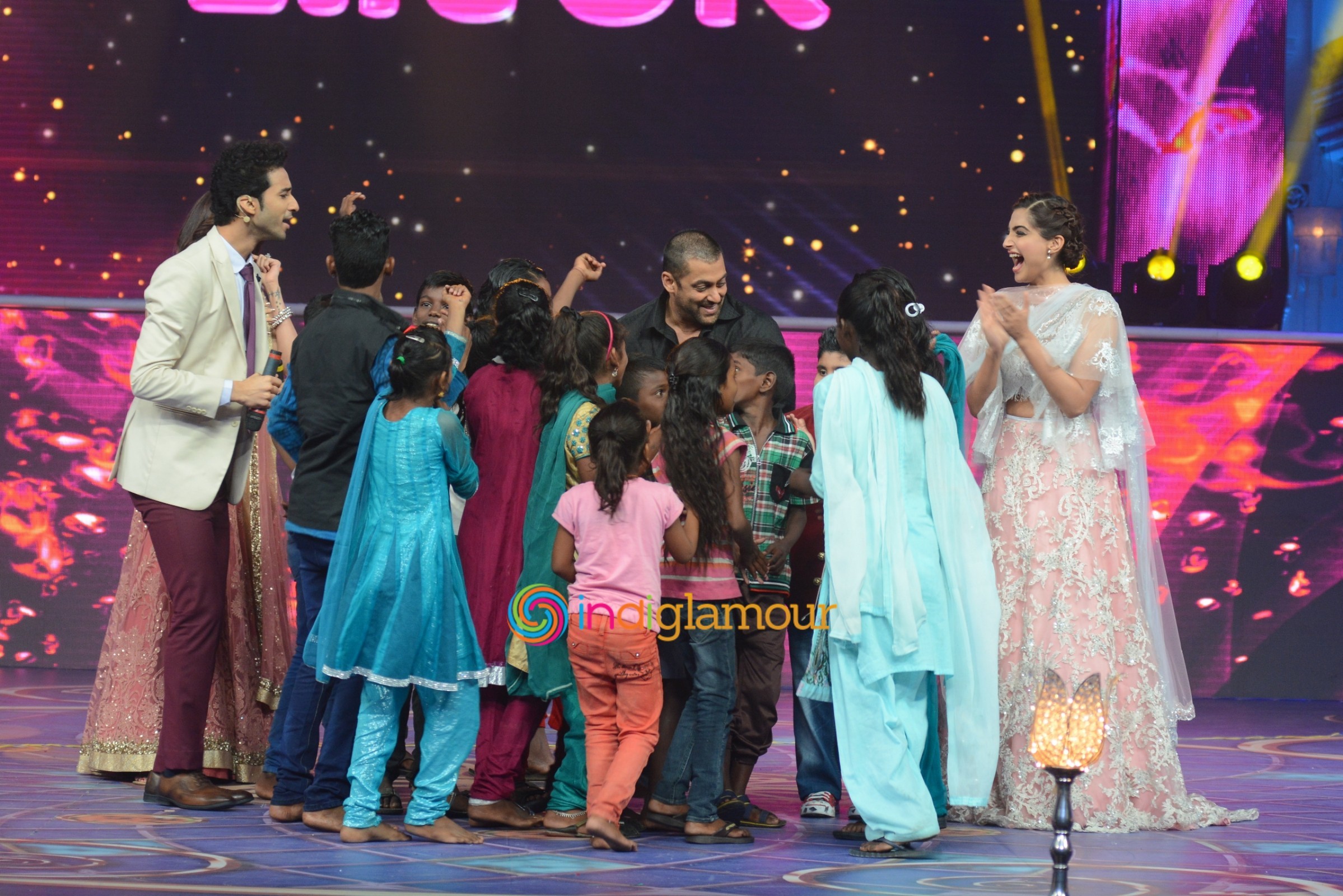 Salman Khan and Sonam Kapoor At Prem Rata Dhan Payo Promotions On Life OK Channel Event hd photo