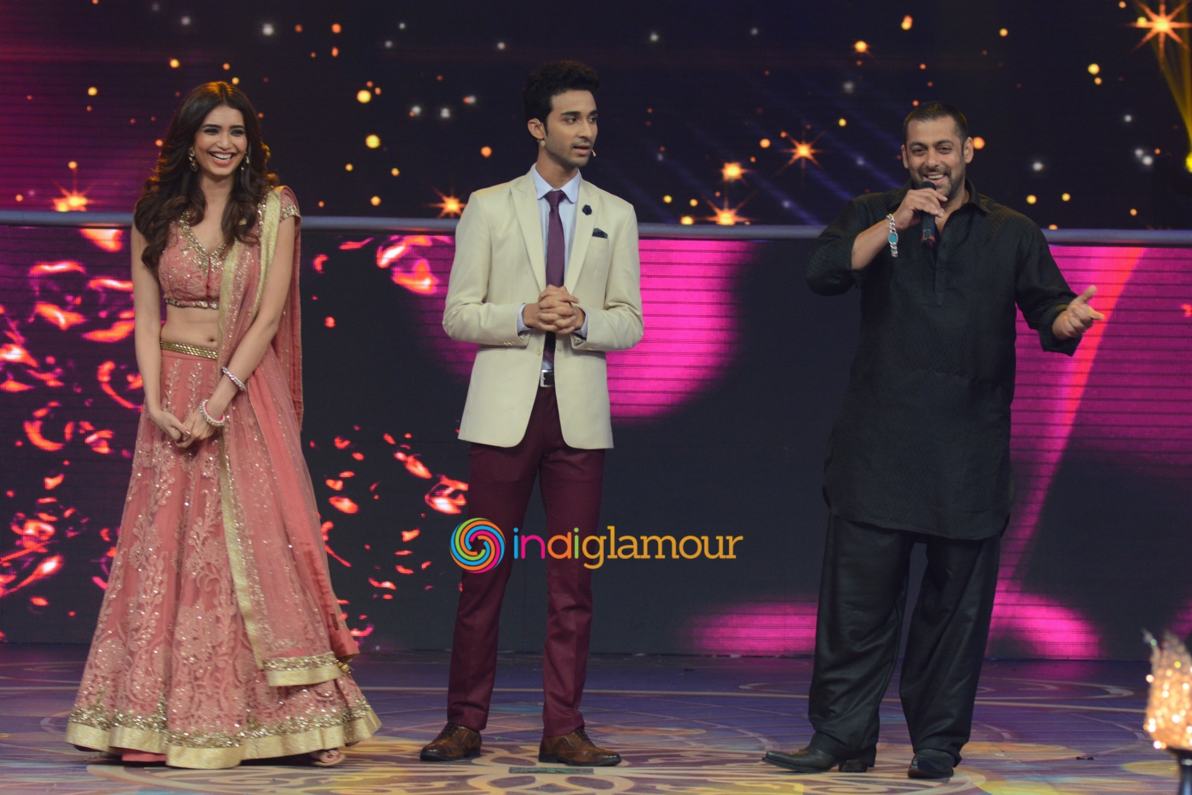Salman Khan and Sonam Kapoor At Prem Rata Dhan Payo Promotions On Life OK Channel Event hd photo
