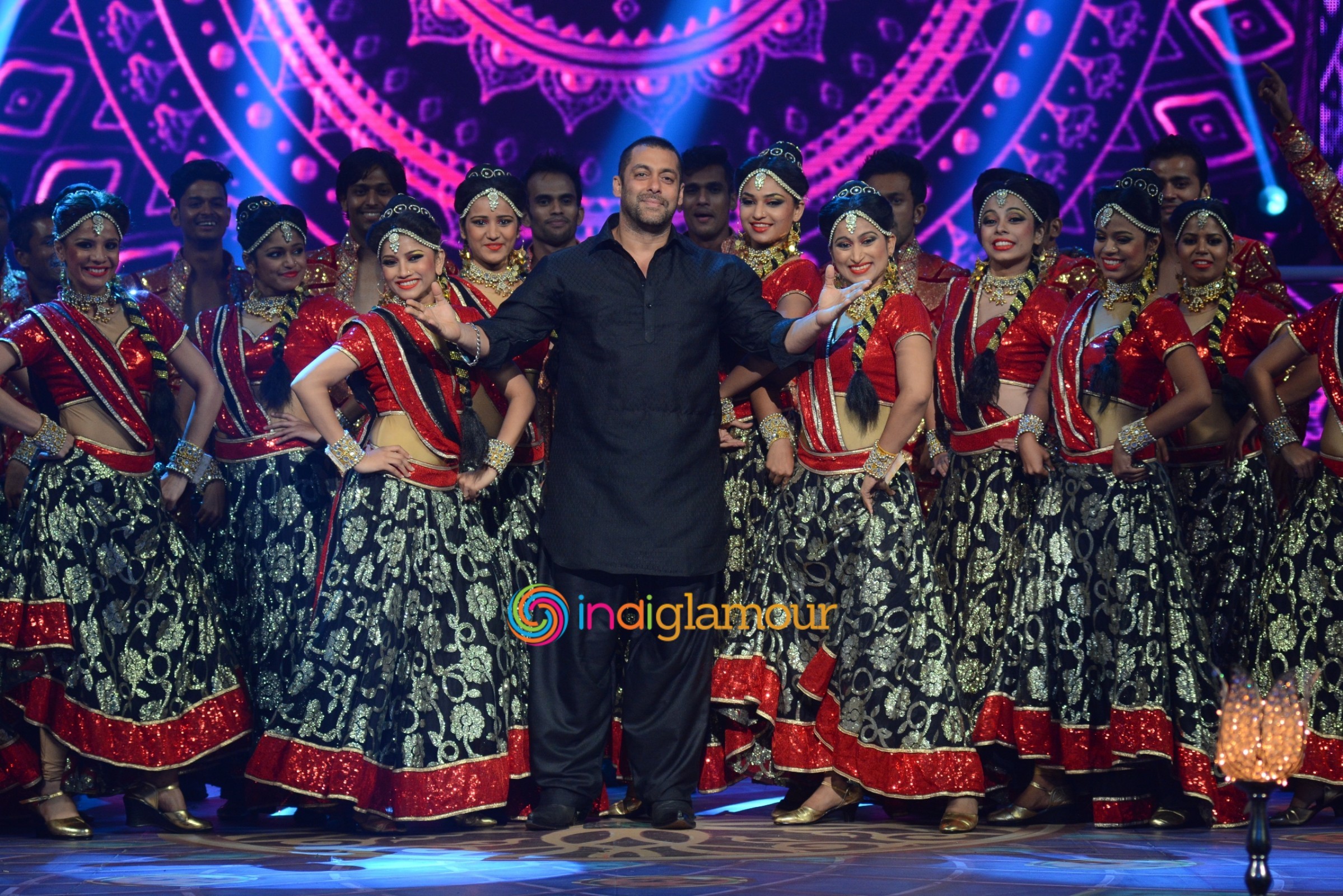Salman Khan and Sonam Kapoor At Prem Rata Dhan Payo Promotions On Life OK Channel Event hd photo