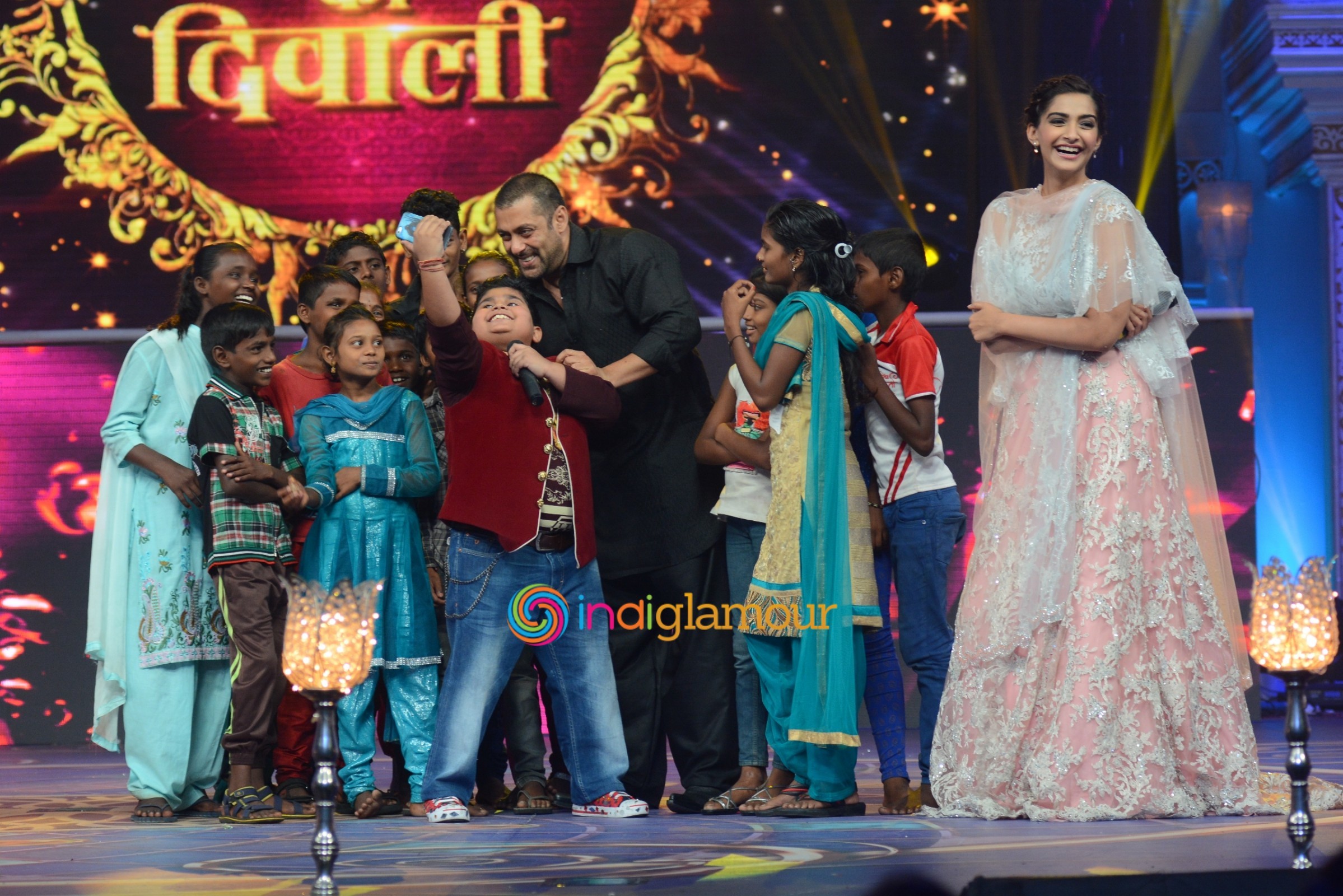 Salman Khan and Sonam Kapoor At Prem Rata Dhan Payo Promotions On Life OK Channel Event hd photo