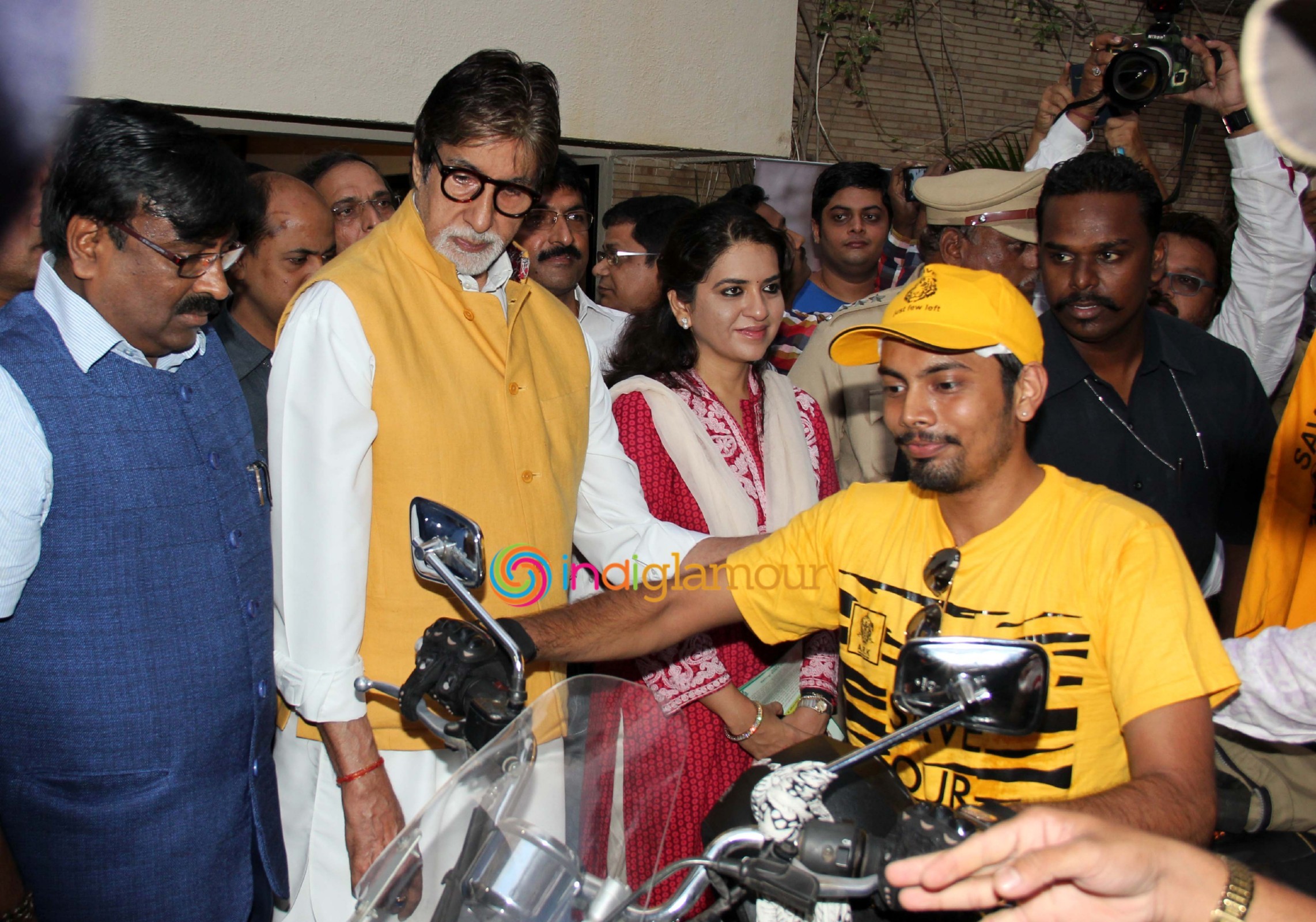 Amitabh Bachchan Flags off Tiger Conservation Bike Rally Event hd photo