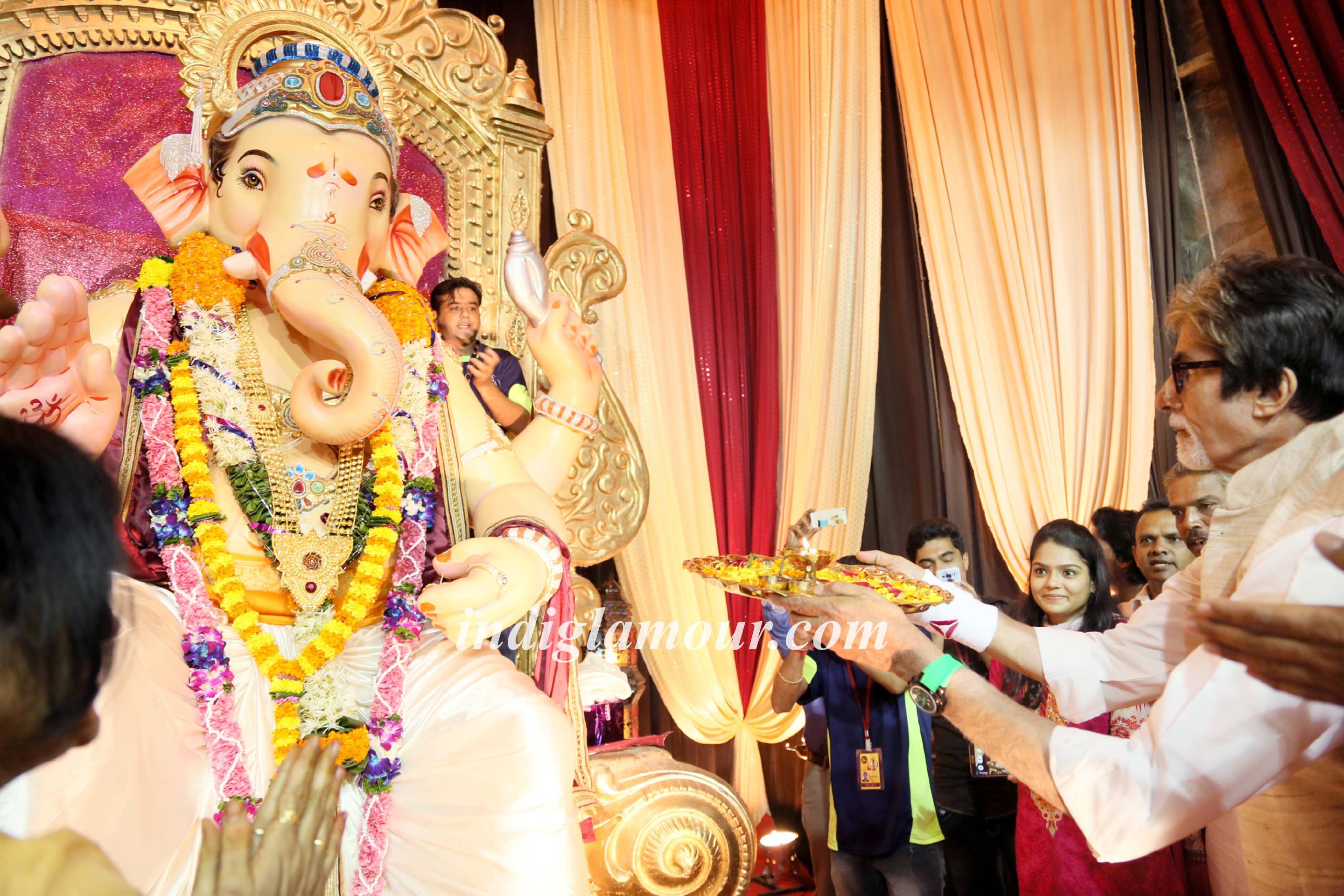 Amitabh Bachchan Visits Mankeshwar Mandal's Lord Ganpati Pandal at Byculla Event hd photo