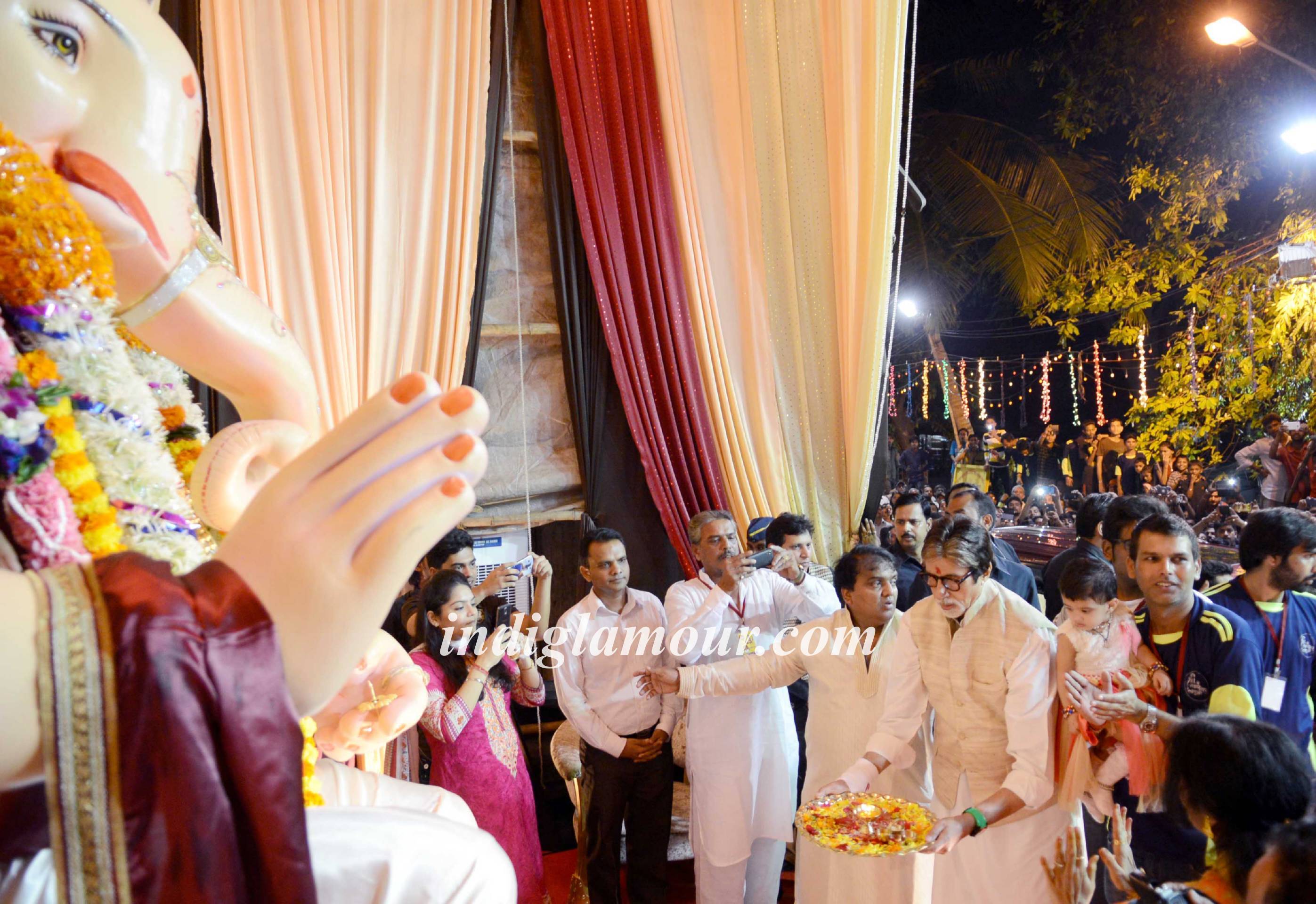 Amitabh Bachchan Visits Mankeshwar Mandal's Lord Ganpati Pandal at Byculla Event hd photo