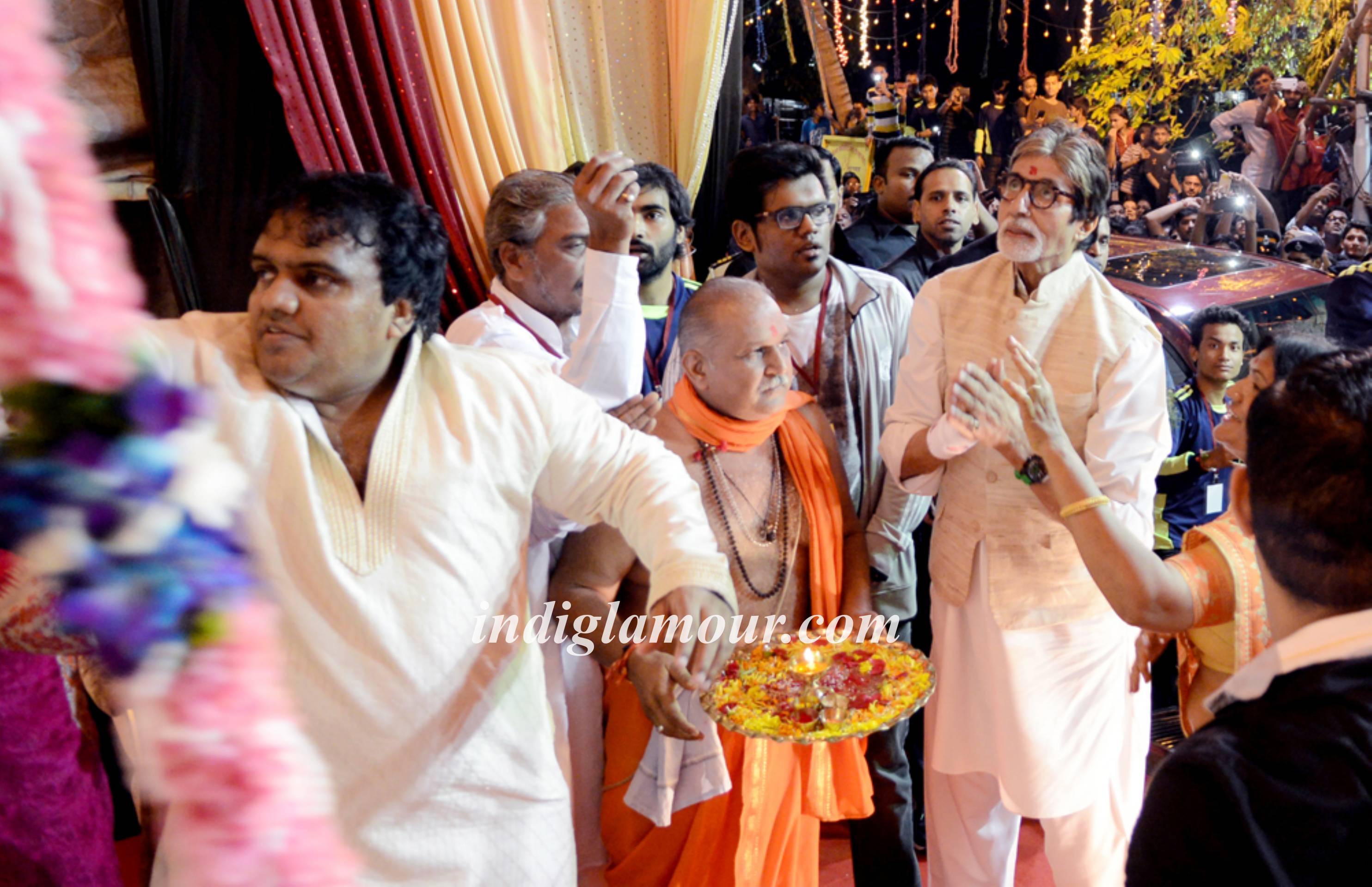 Amitabh Bachchan Visits Mankeshwar Mandal's Lord Ganpati Pandal at Byculla Event hd photo