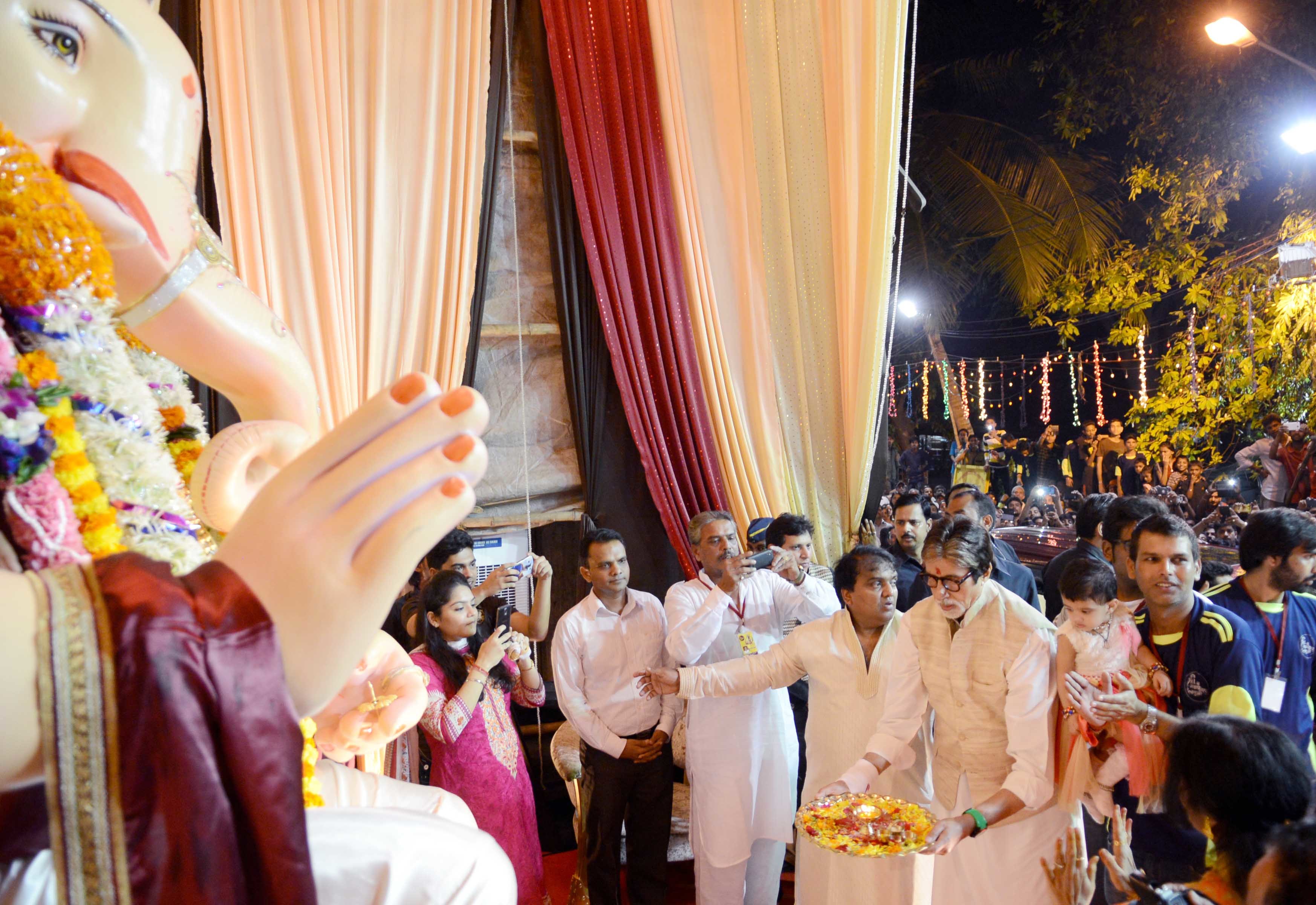 Amitabh Bachchan Visits Mankeshwar Mandal's Lord Ganpati Pandal at Byculla Event hd photo