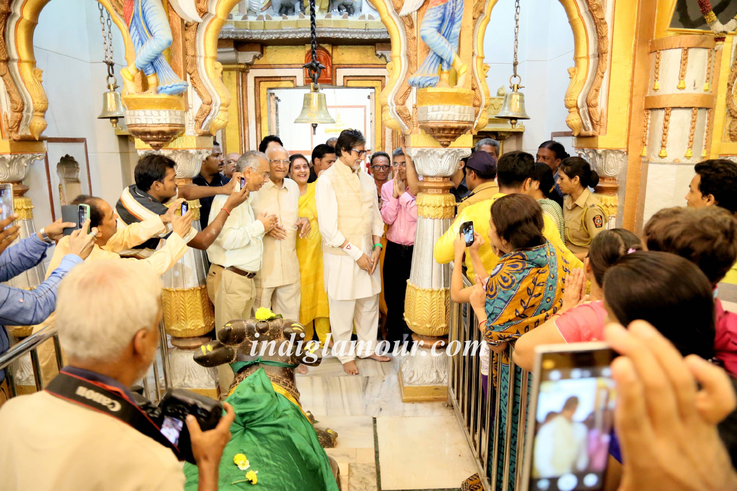 Amitabh Bachchan Visits Mankeshwar Mandal's Lord Ganpati Pandal at Byculla Event hd photo