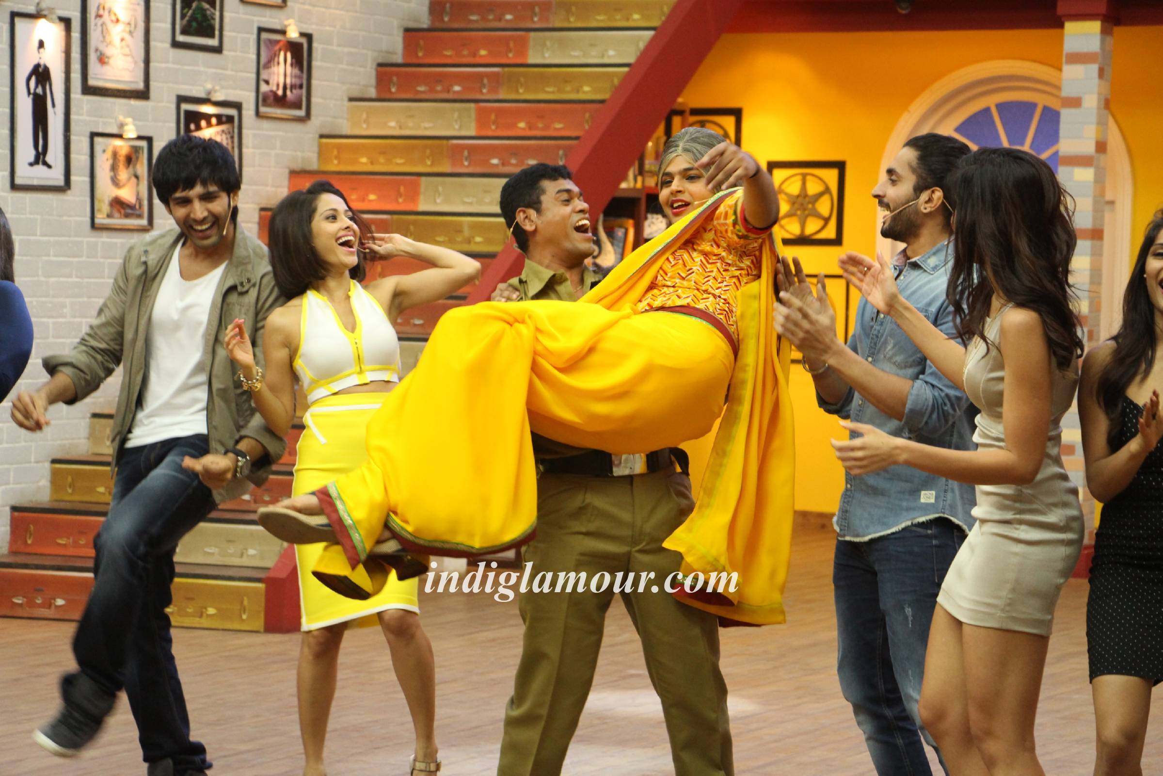Pyaar Ka Punchnama 2 Cast Visited the Set of Life OK Show Comedy Classes Event hd photo