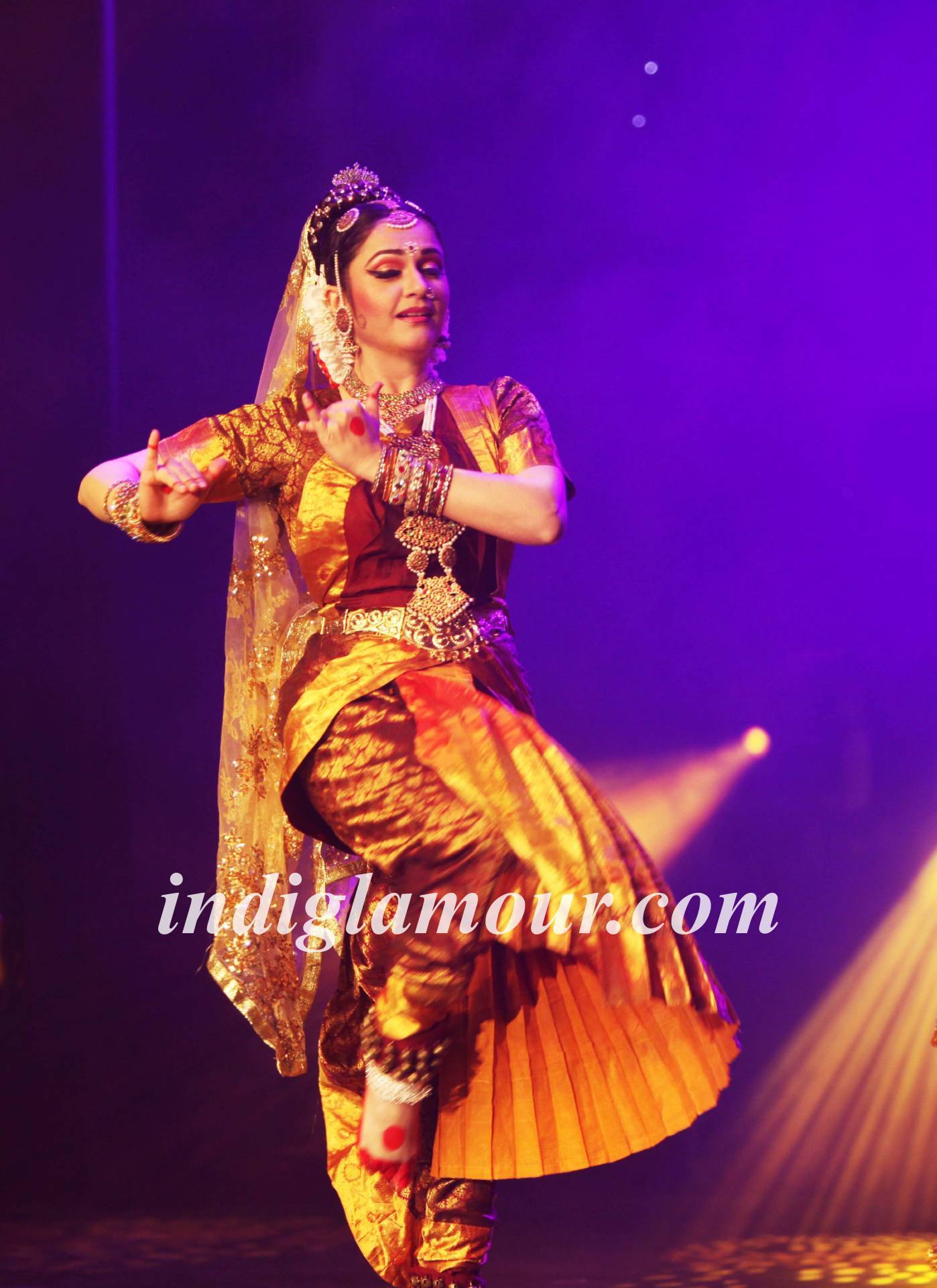 Gracy Singh Delivers a Stunning Dance Performance at the Bollywood Festival 2015 Event hd photo