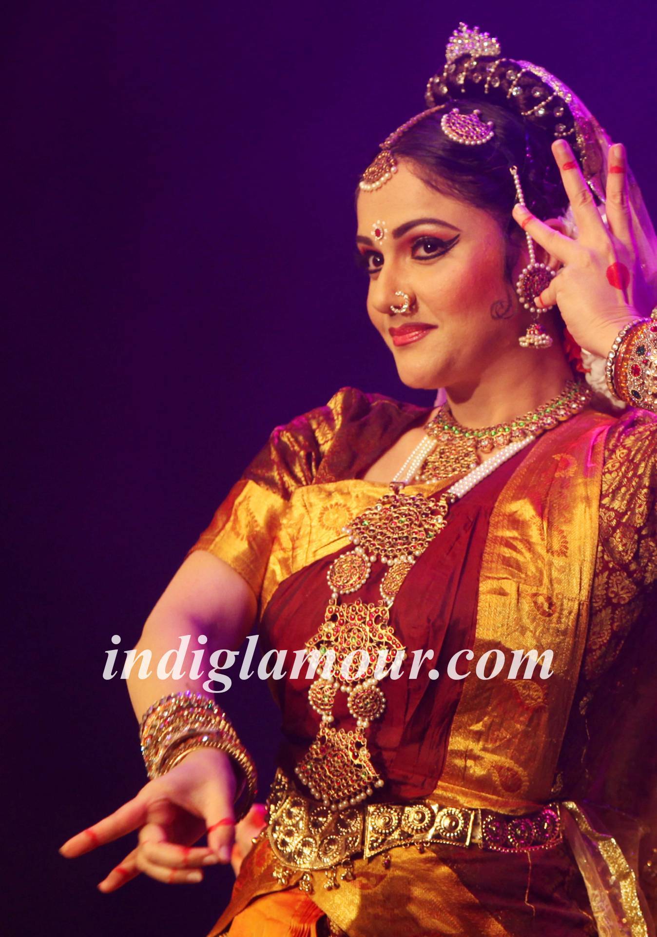 Gracy Singh Delivers a Stunning Dance Performance at the Bollywood Festival 2015 Event hd photo