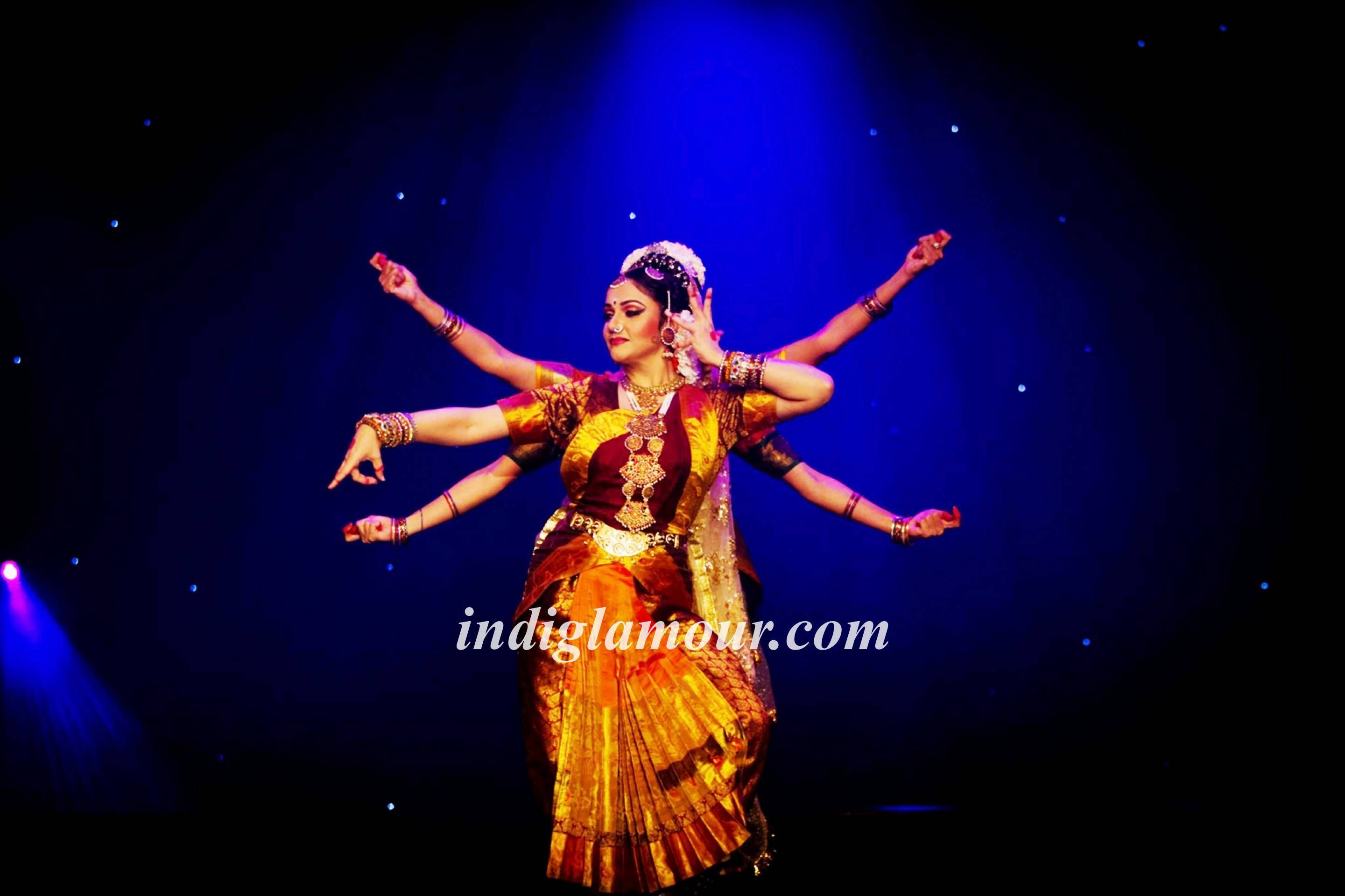 Gracy Singh Delivers a Stunning Dance Performance at the Bollywood Festival 2015 Event hd photo