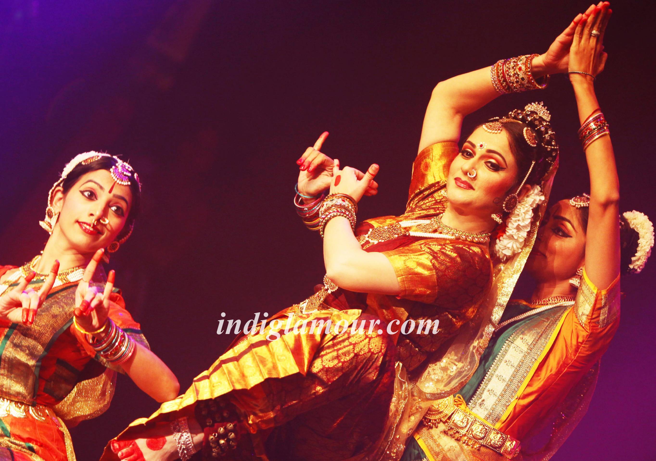 Gracy Singh Delivers a Stunning Dance Performance at the Bollywood Festival 2015 Event hd photo