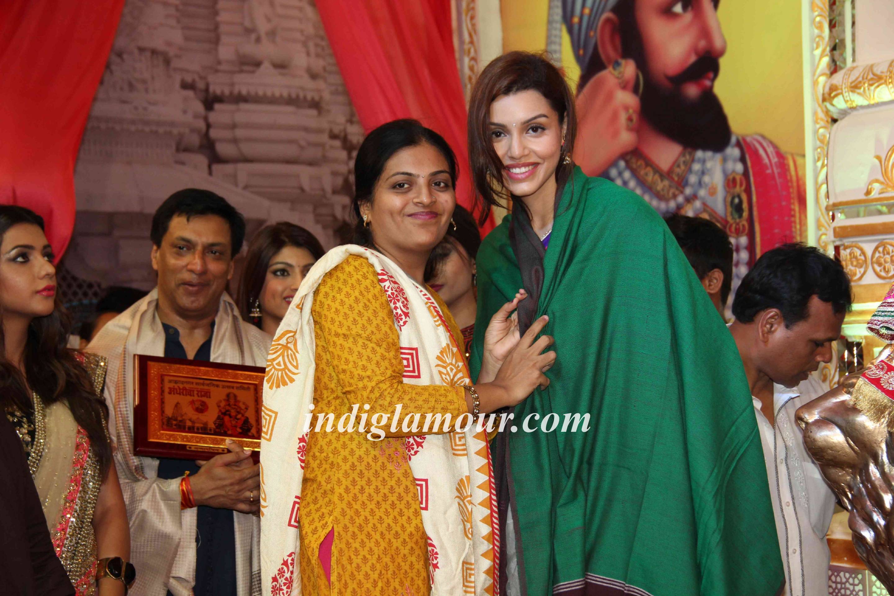 Madhur Bhandarkar With Calendar Girls Visits Andhericha Raja Event hd photo