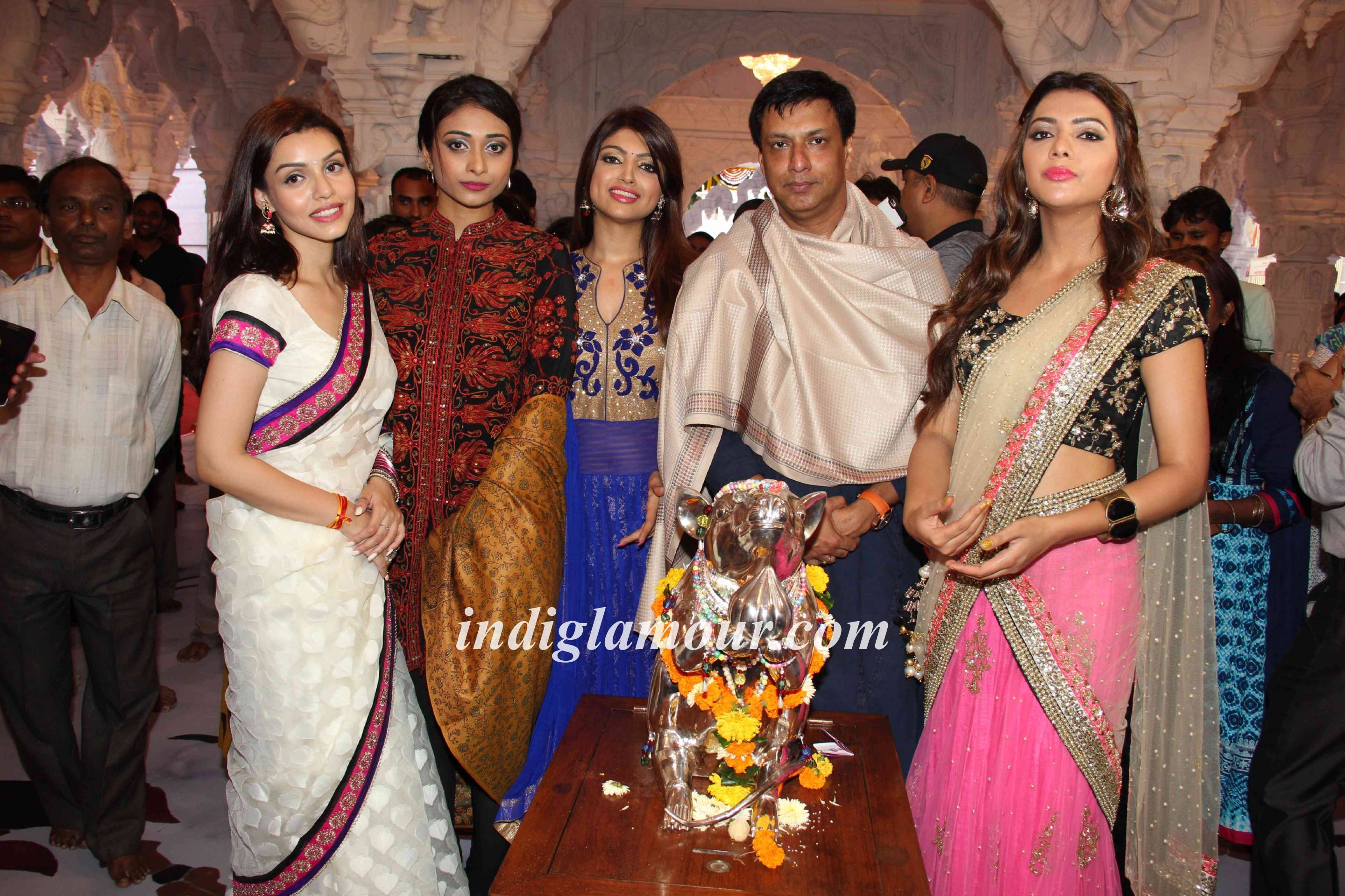 Madhur Bhandarkar With Calendar Girls Visits Andhericha Raja Event hd photo