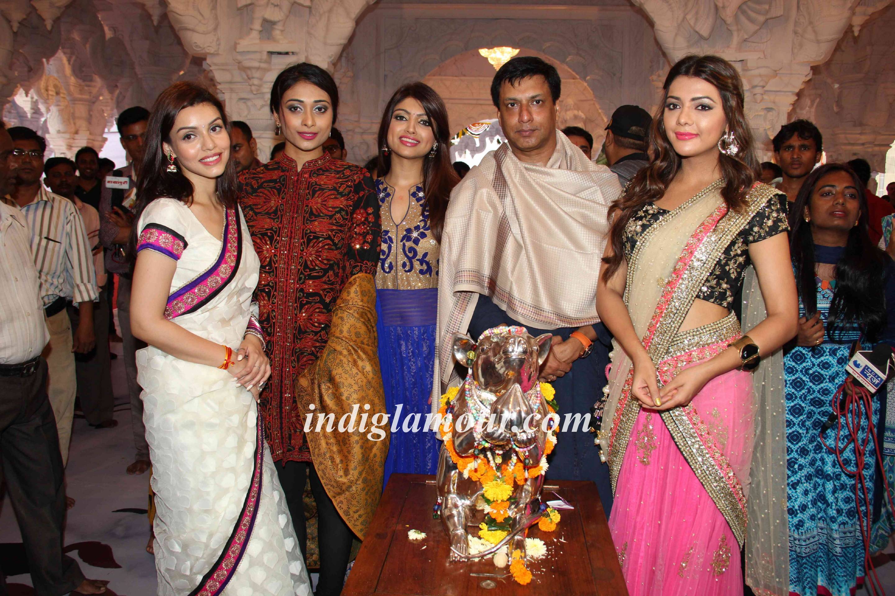 Madhur Bhandarkar With Calendar Girls Visits Andhericha Raja Event hd photo