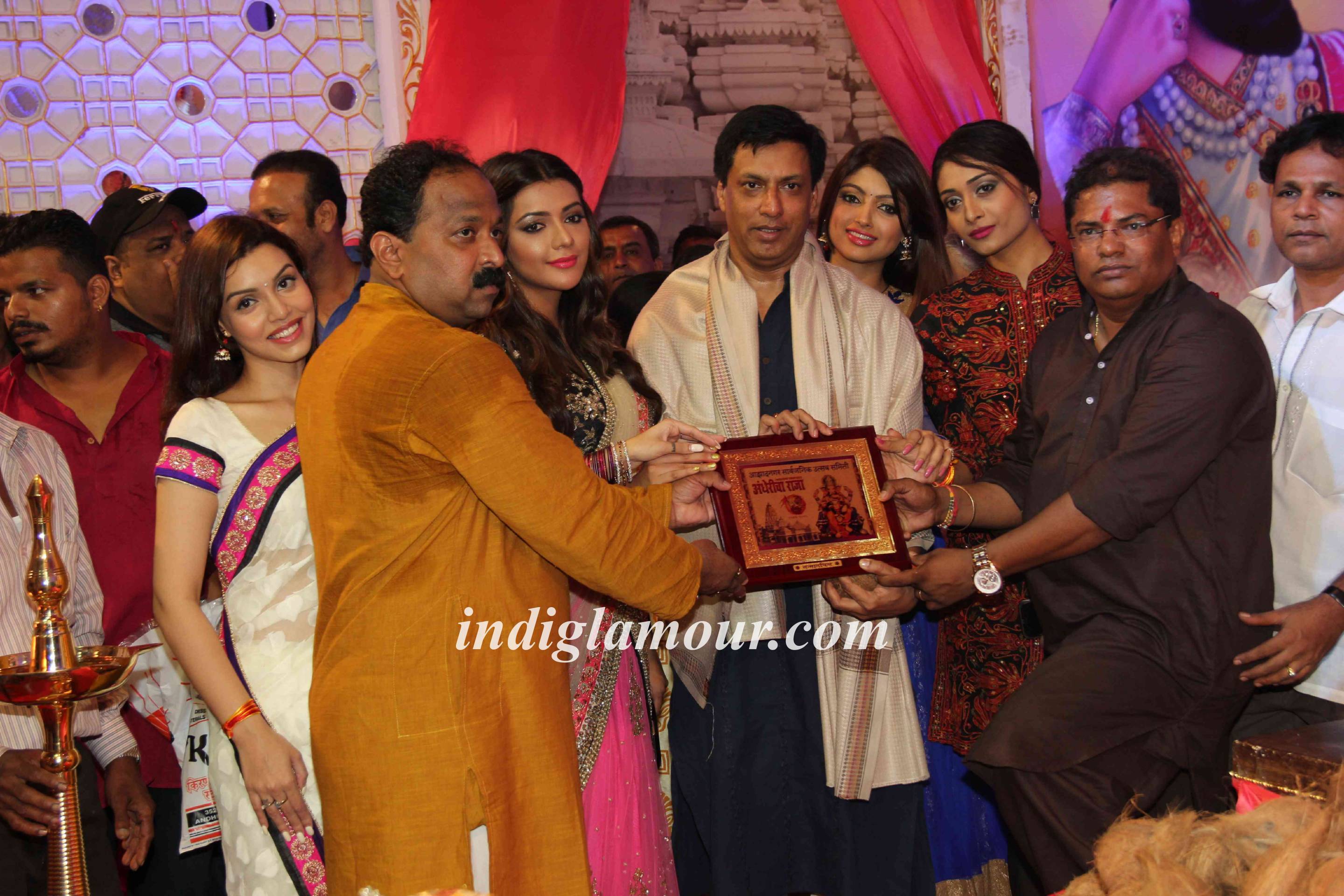 Madhur Bhandarkar With Calendar Girls Visits Andhericha Raja Event hd photo
